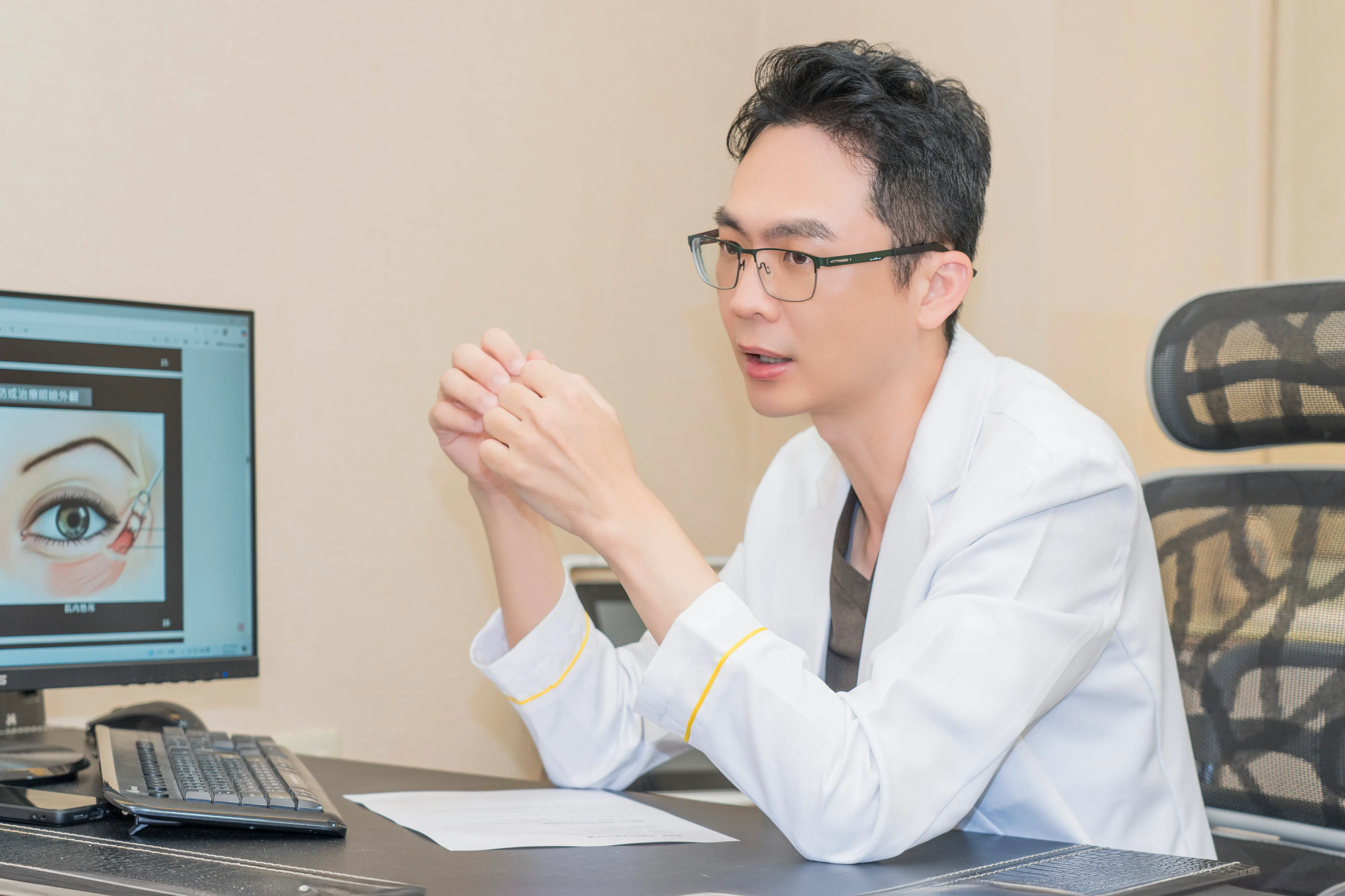 光澤診所整形外科陳威臣提醒:眼袋手術前應充分了解成因與術式,並完成完整檢查以確保除眼袋效果。(攝影/賴光煜)