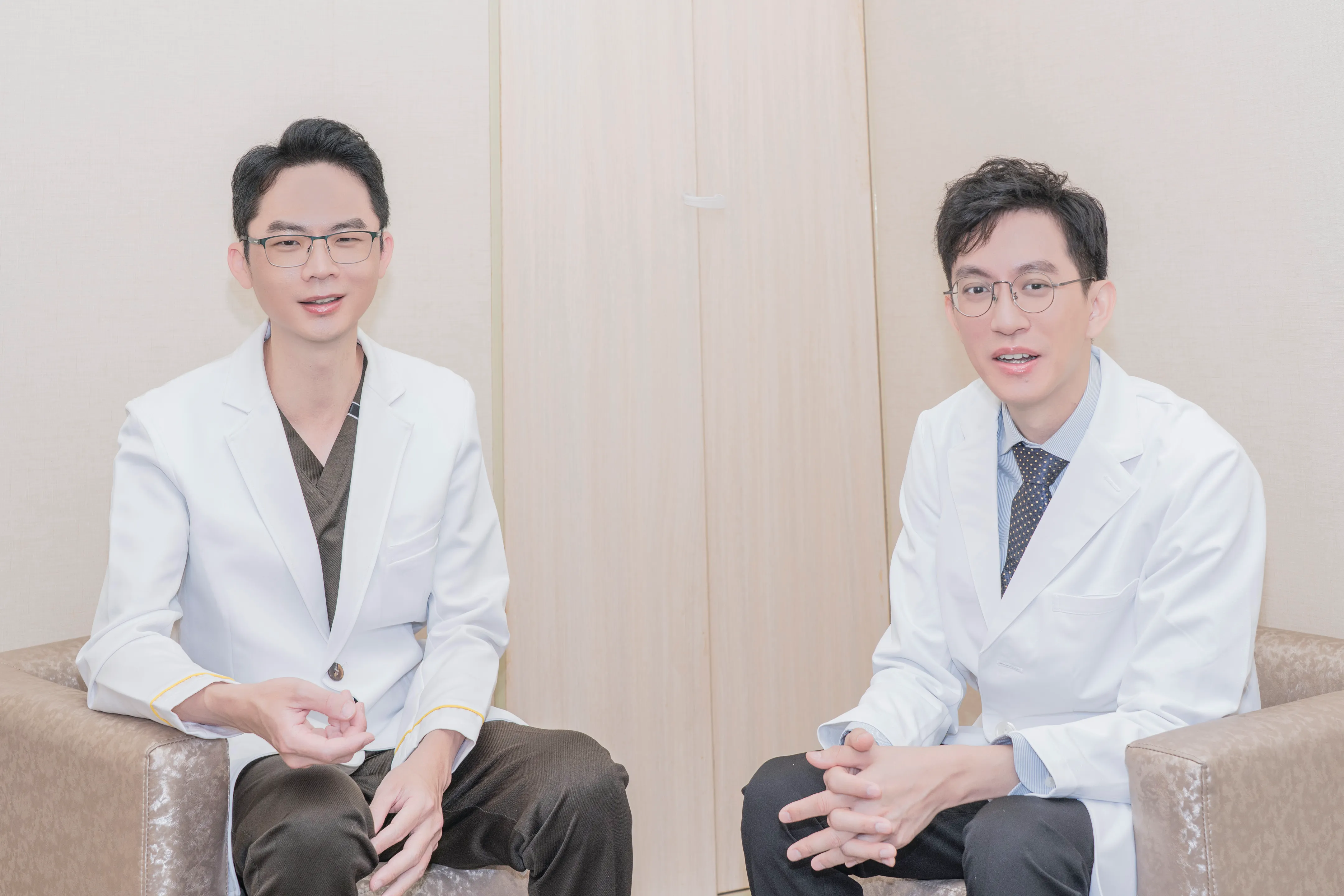 光澤診所整形外科陳威臣醫師(左)與麻醉科蕭斯云醫師(右)共同表示,選擇擁有獨立、專業且比照醫院等級麻醉團隊的診所,是確保求美者在進行除眼袋手術時,安全與權益的首要關鍵。(攝影/賴光煜)