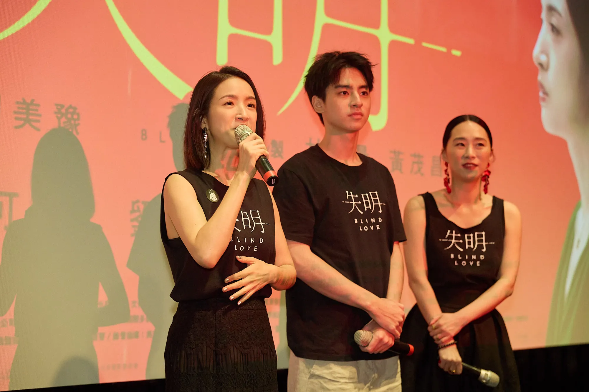『失明』の劉敬(中央)が金馬最優秀新人俳優賞にノミネートされ、「母親」役の林依晨と台北文化創意スペシャル上映会の後に出席。