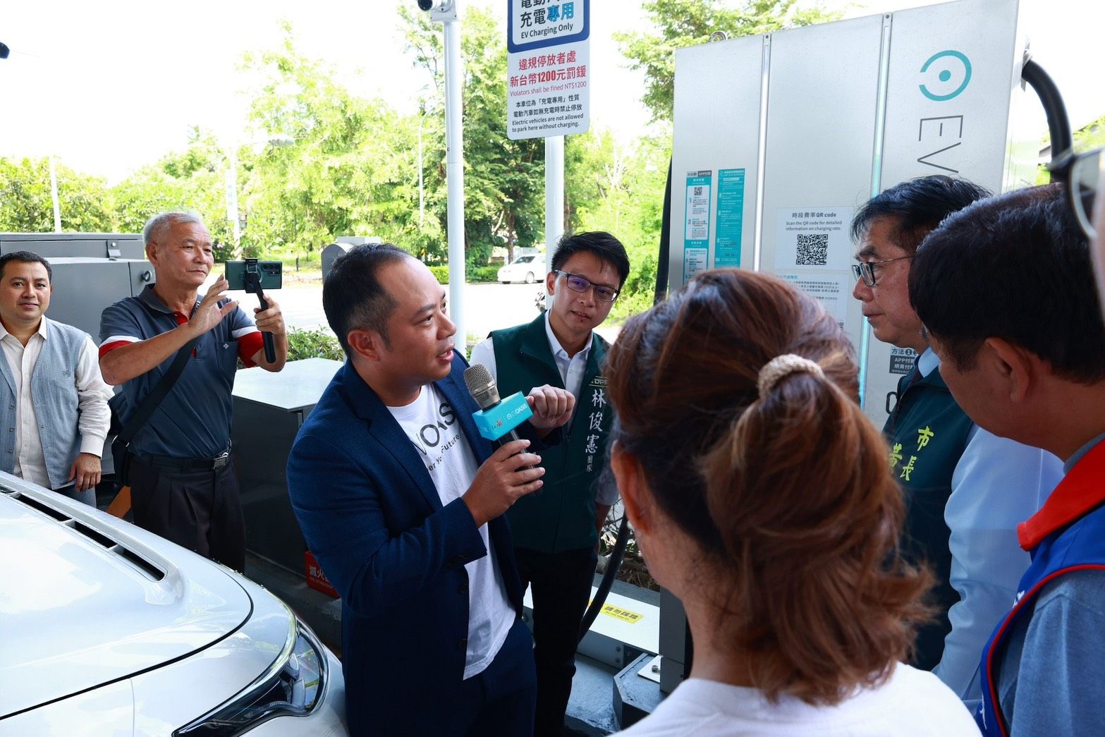 EVOASIS與台南市政府攜手推動「共築台南快充電網」,首批六處共18槍快充站正式上線。(EVOASIS提供)