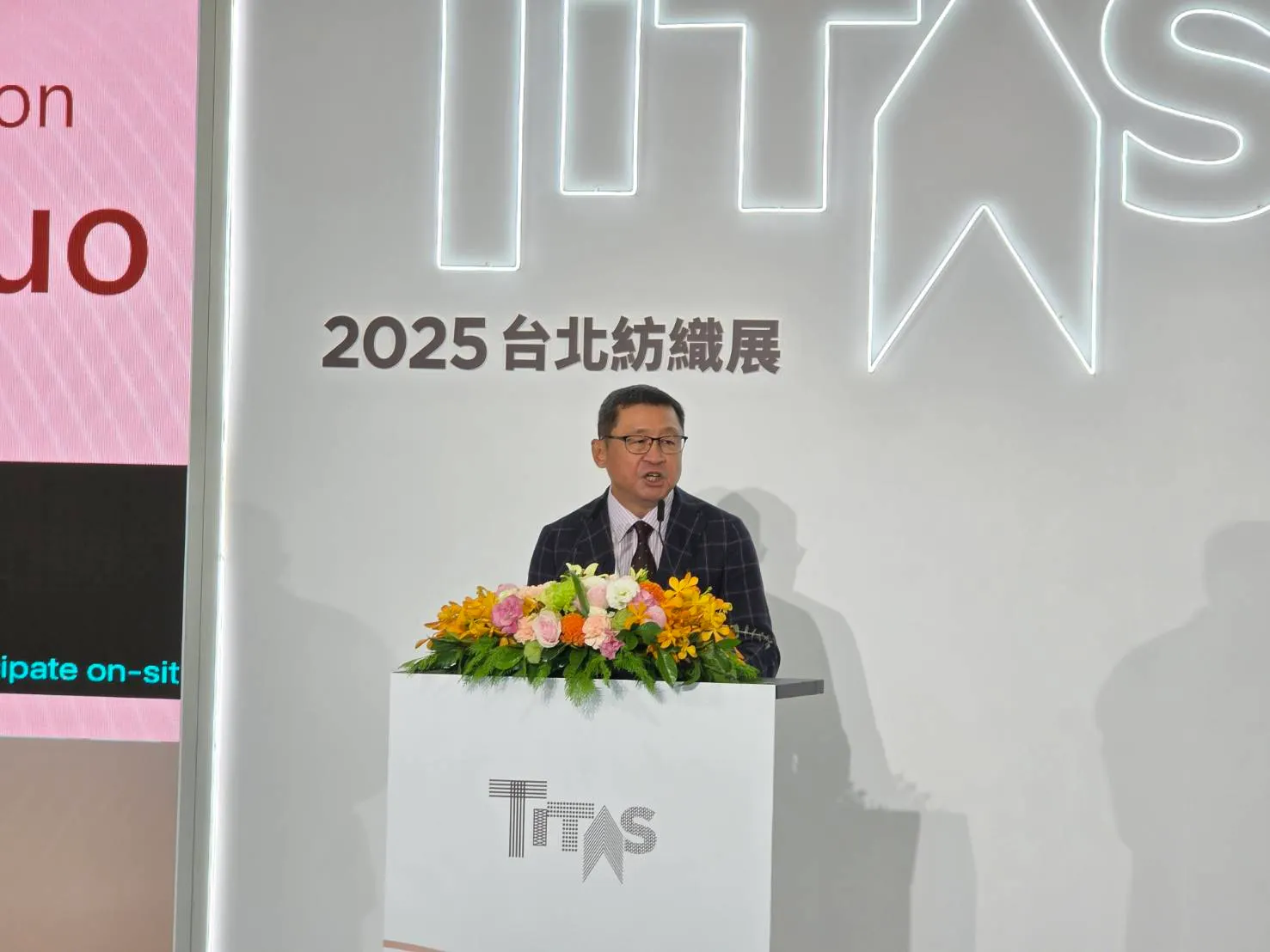 20251014-紡拓會理事長郭紹儀致贈畫像給副總統蕭美琴(左)。(魏鑫陽攝)