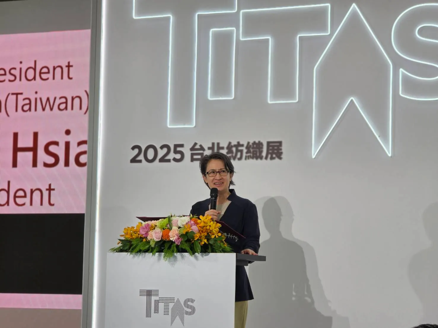 20251014-紡拓會理事長郭紹儀致贈畫像給副總統蕭美琴(左)。(魏鑫陽攝)