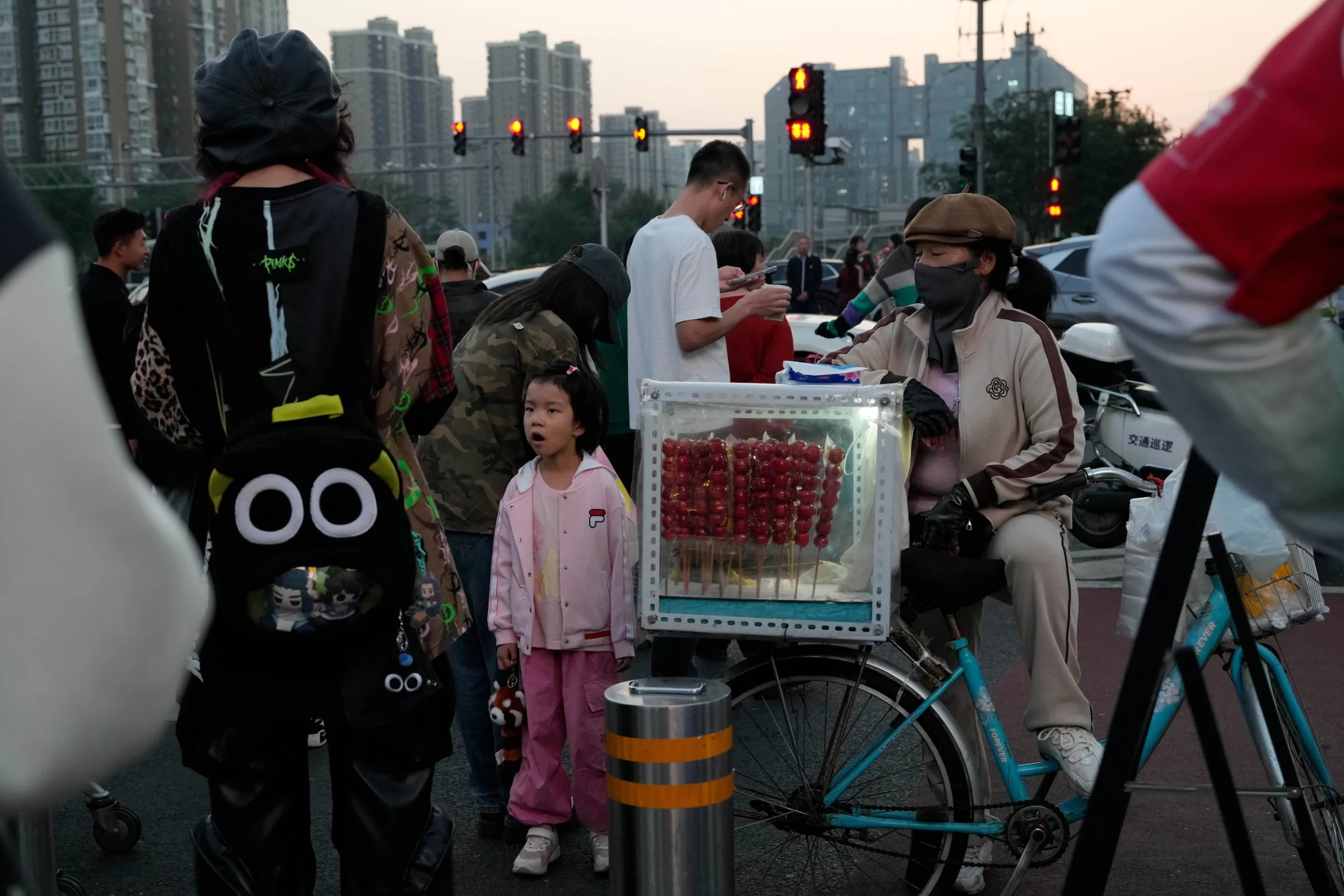 2025年10月7日,中國北京,一名街頭小販正在販售糖葫蘆。(美聯社)