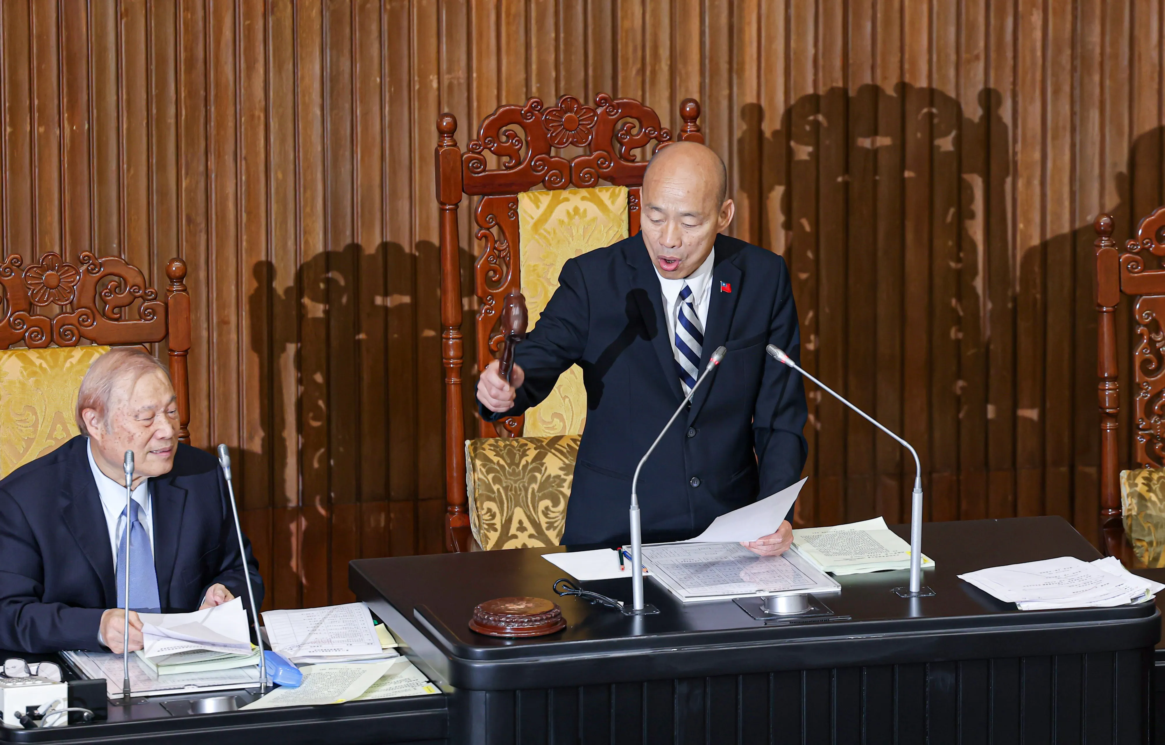 20251017-立法院17日、普発現金一万元の特別予算案を可決、写真は立法院長の韓国瑜がハンマーを打つシーン。(劉偉宏撮影)
