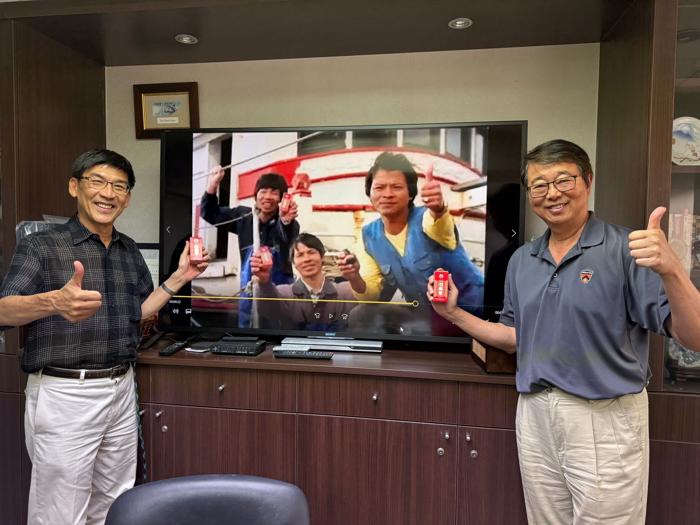 明通廣告真實動人,26年前「出海篇」至今仍受討論。張光道(右)與當年參與廣告的廣告代理商林蔚谷(左)感嘆時光飛逝。(圖/張光道提供)