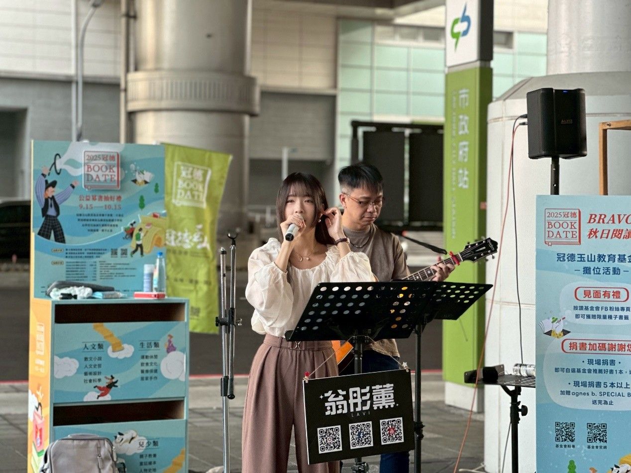 「Magic!秋日閱讀派對」在台中捷運市府站門口還邀請知名歌手翁彤薰現場開唱。(圖/王秀禾攝)