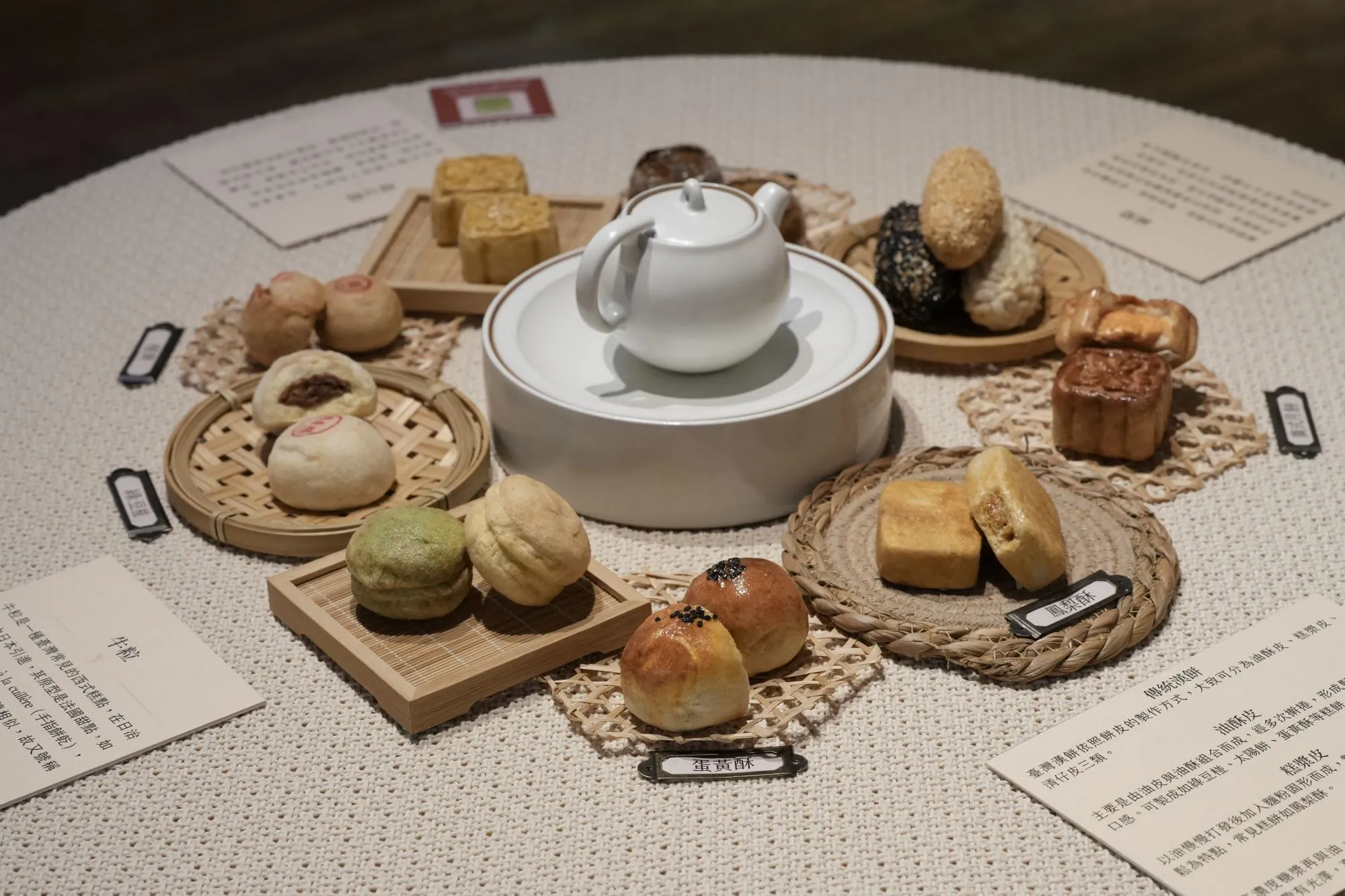 展場以精巧食物模型復刻難得一見的古代茶食,運用羊毛氈工藝呈現茶食造型之美。(圖/新北市坪林茶業博物館)