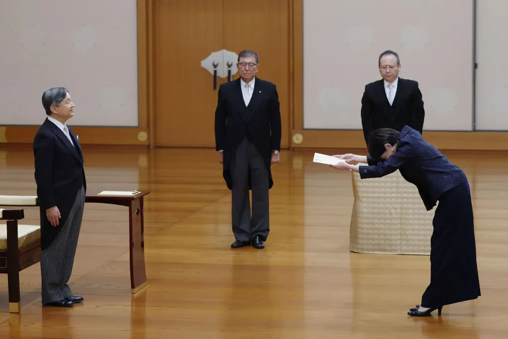 日本史上初の女性首相となった高市早苗(右)が皇居に出向き、天皇德仁に報告。(AP)