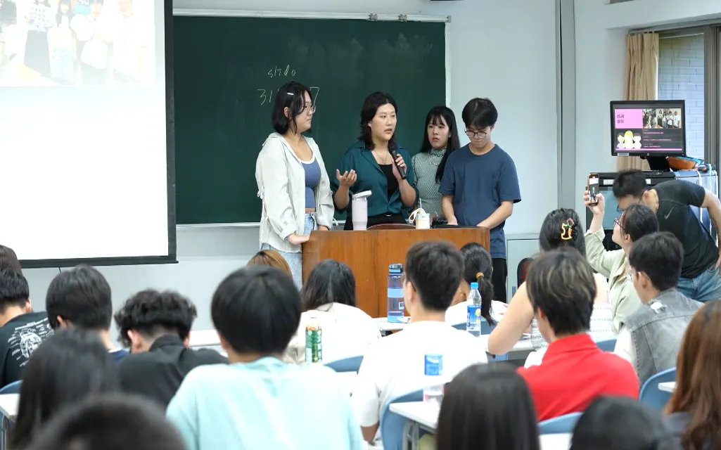 「有『性』可談」團隊在東吳大學課堂進行工作坊分享。圖/風傳媒拍攝