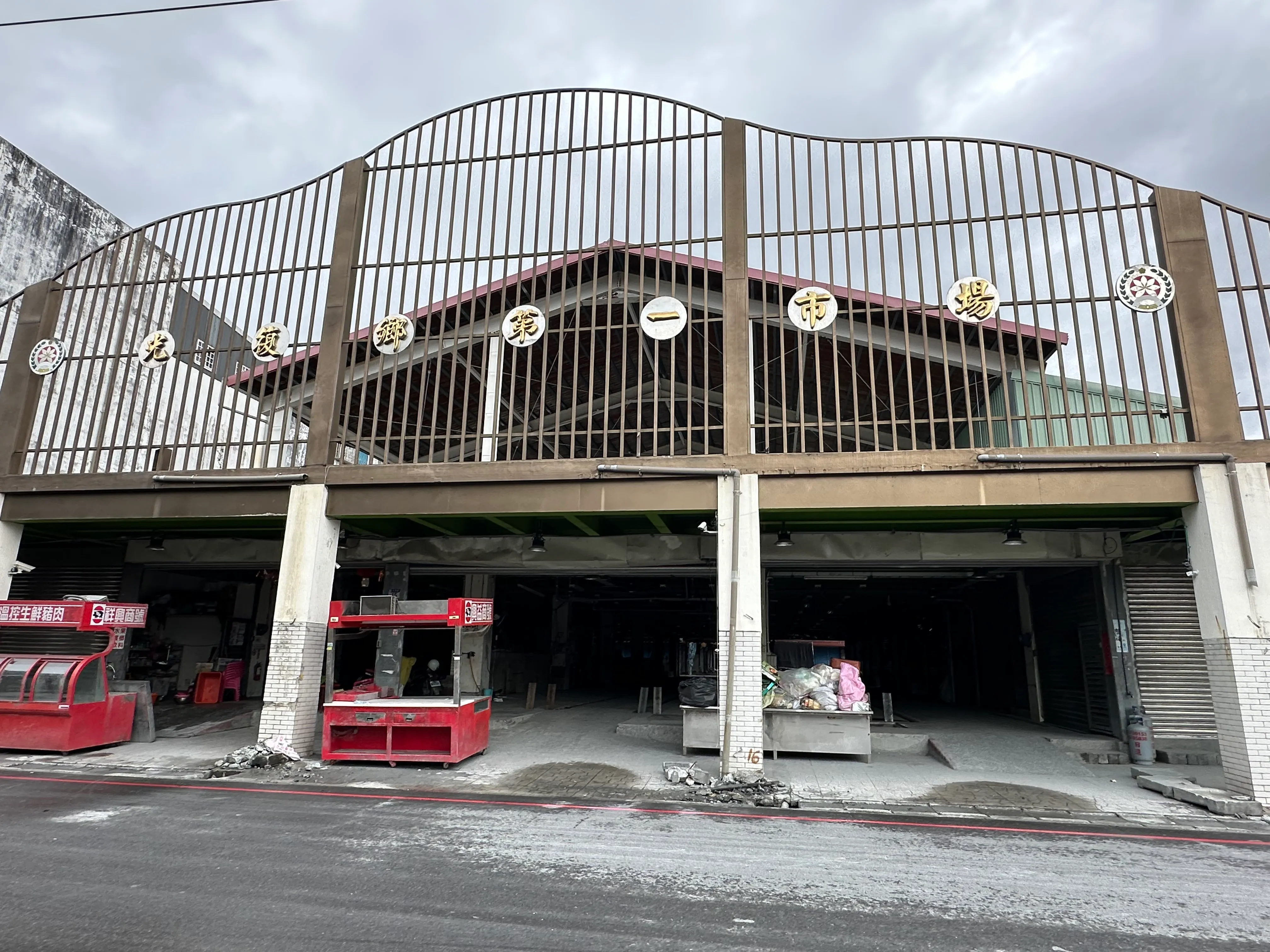 20251022-花蓮光復堰塞湖潰決災後滿月,當地經濟仍然停擺,市場營運停擺。(張瀞文攝)