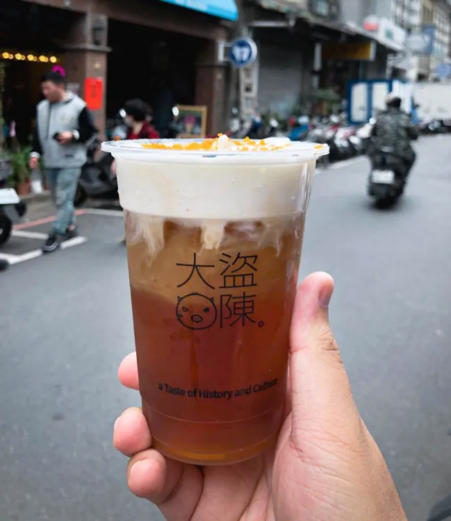 全台怪手搖飲推薦|台北 大盜陳茶飲(圖/取自IG@micng.hk授權分享)