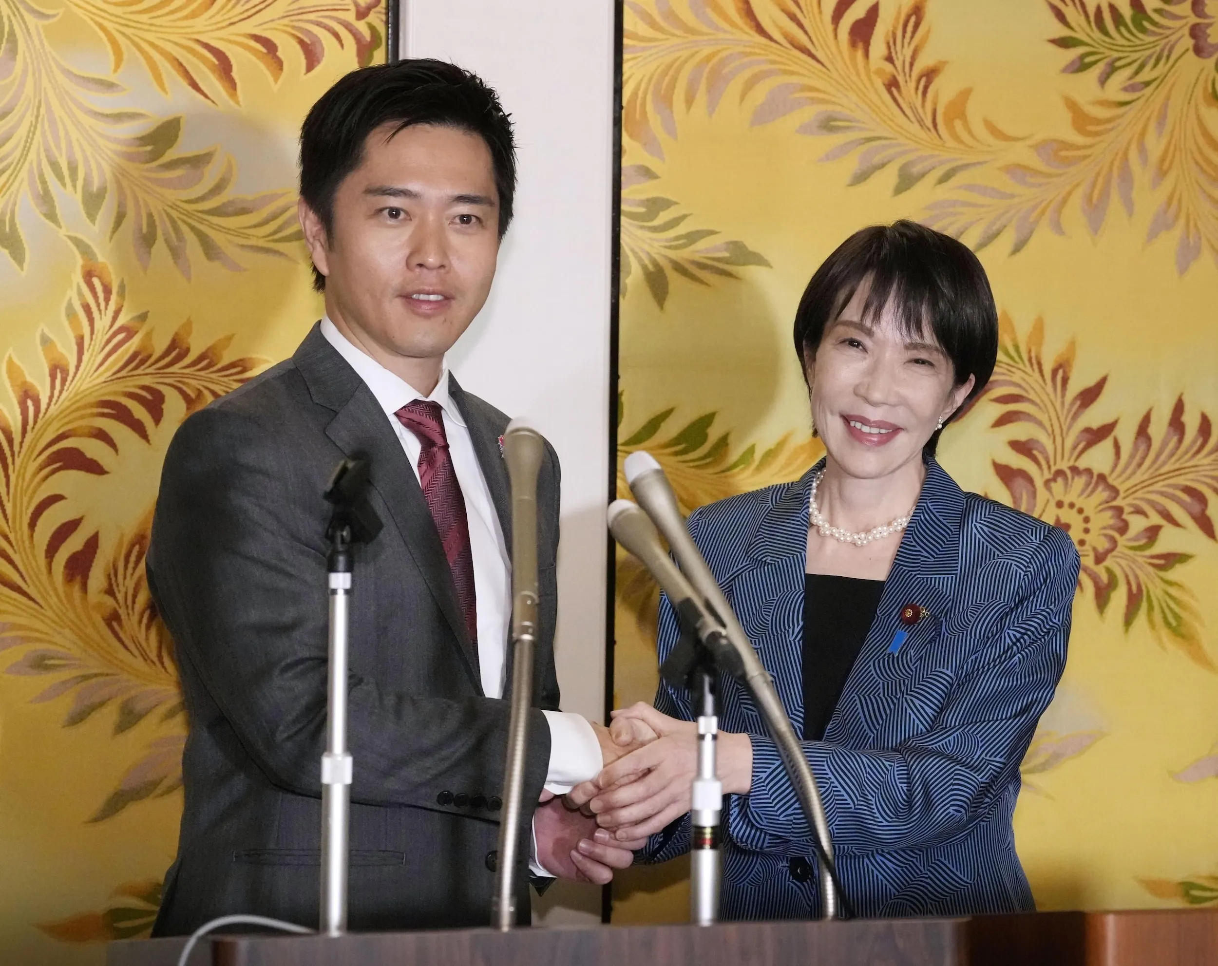 2025年10月20日、日本自民党党魁高市早苗(右)と日本維新会党首吉村洋文が東京で連立の協議に署名。(美聯社)