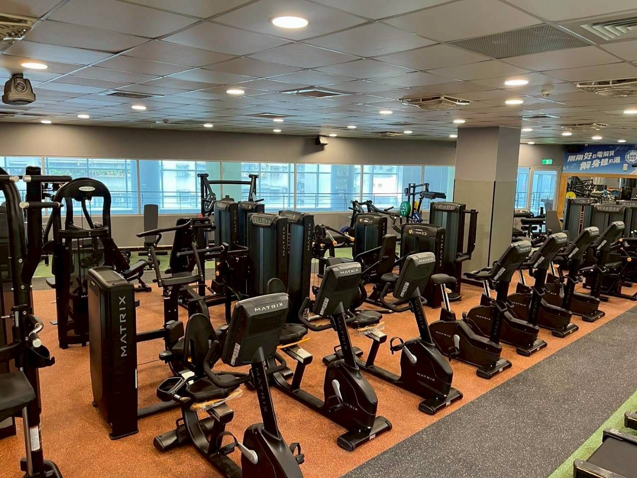板橋國民運動中心,以「智慧升級、環保節能」為主軸,全面更新體適能中心器材。(圖/新北市體育局提供)