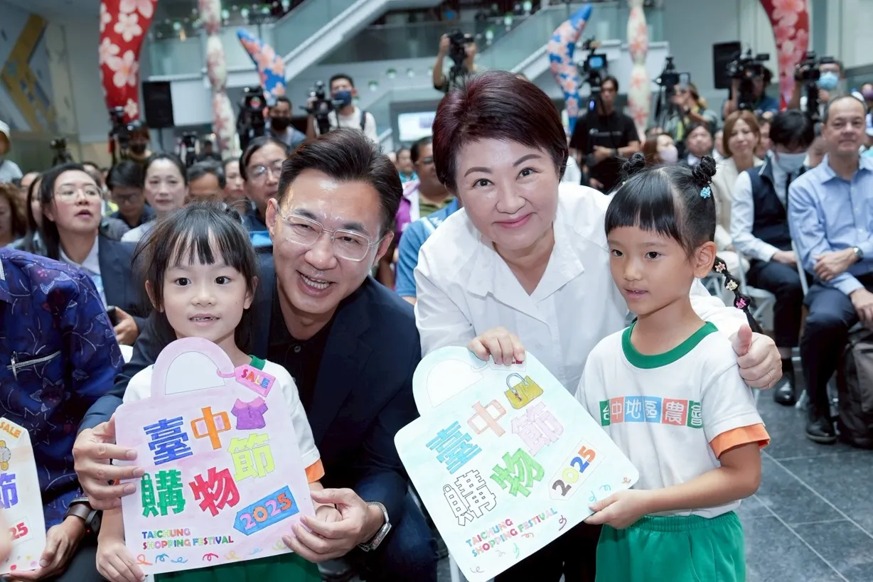 小朋友也為台中購物節彩繪,象徵多采多姿的慶典經濟。(圖/臺中市政府經發局提供)