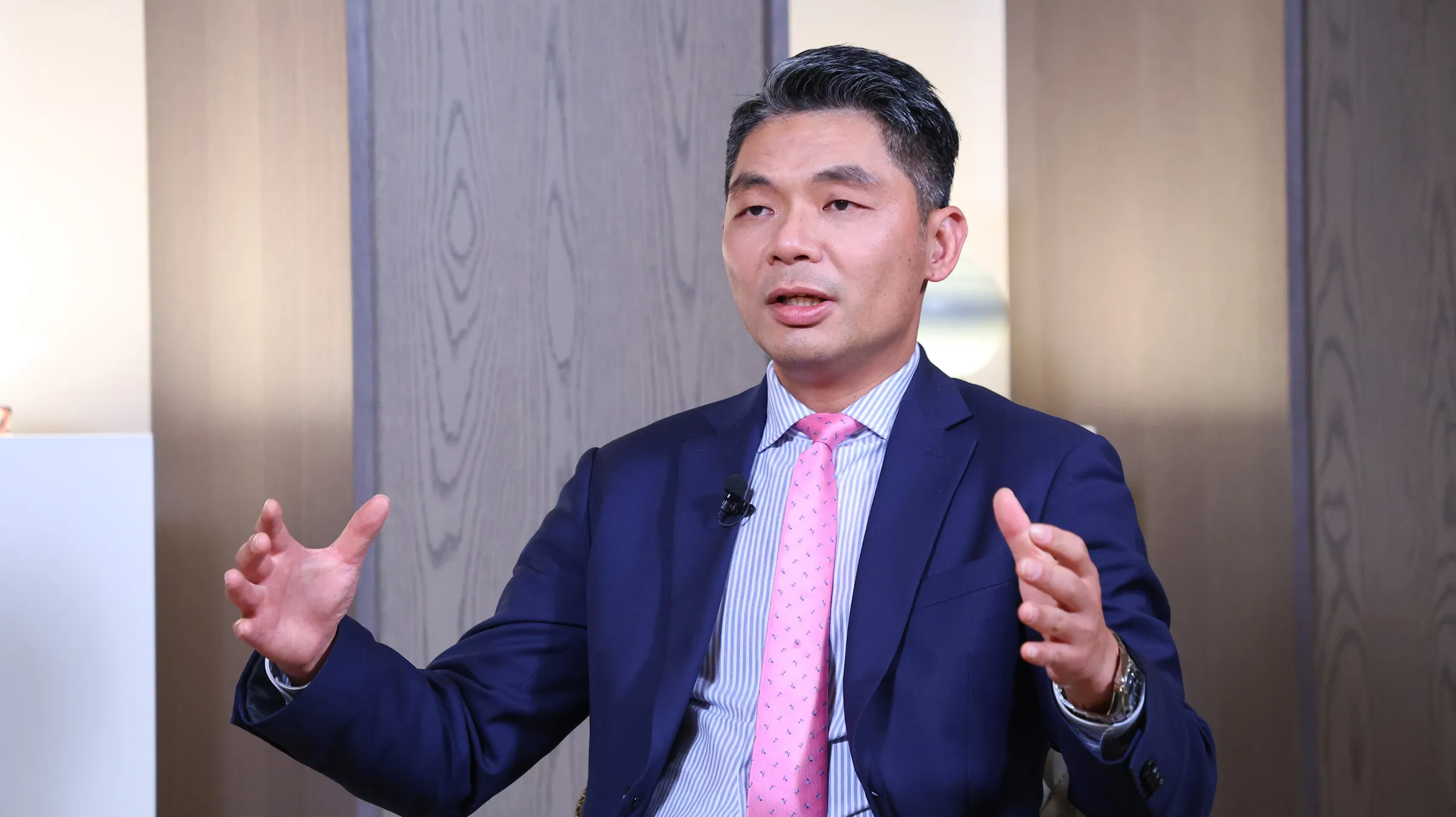 20251023-哈德遜研究所資深客座研究員許毓仁出席「下班國際線」節目。(顏麟宇攝)