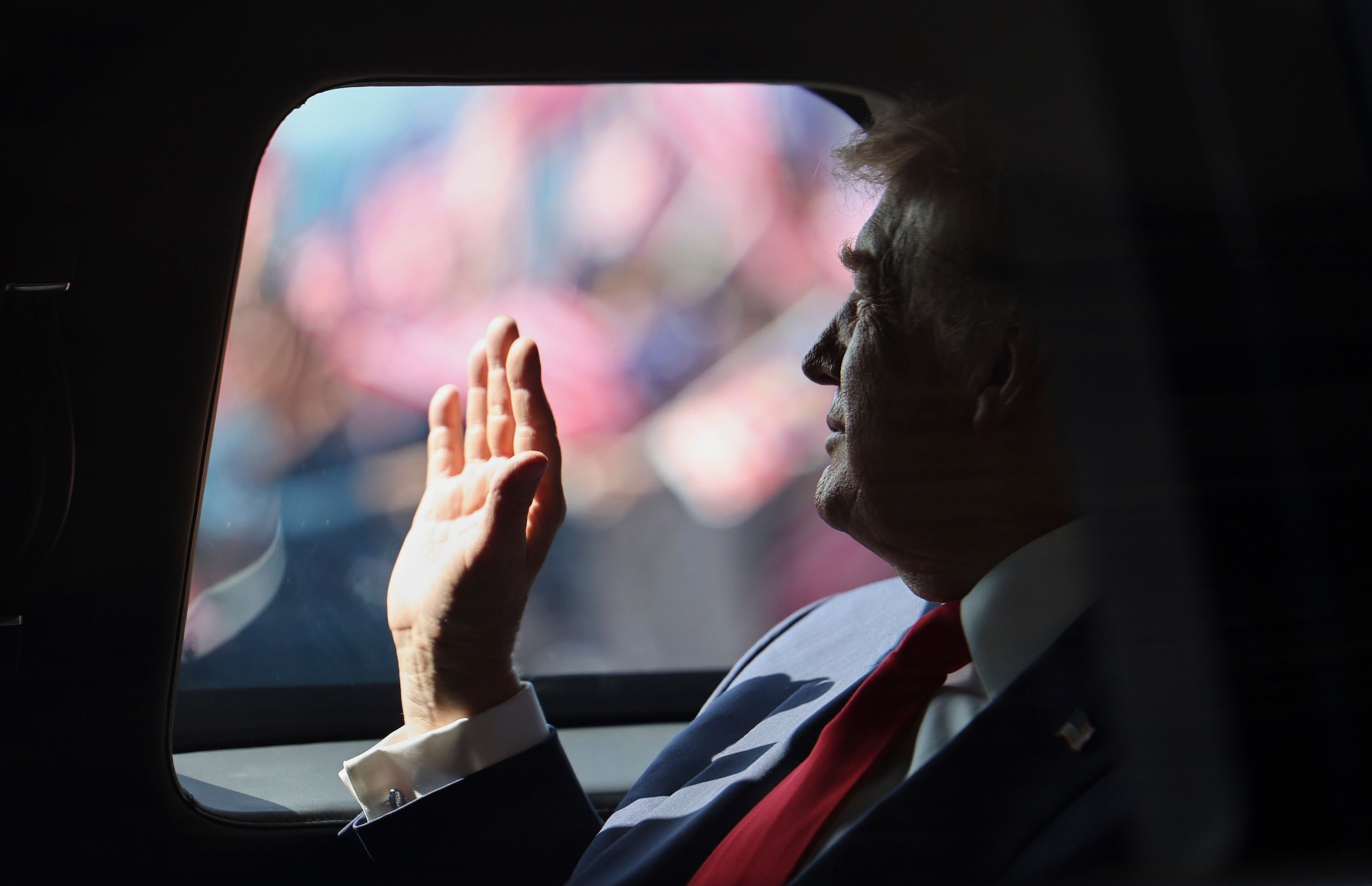 2025年10月26日、アメリカのトランプ大統領がマレーシアのシュバン・クアラルンプール国際空港に到着、マレーシアの首相アンワルによる直接の出迎え。(AP通信)