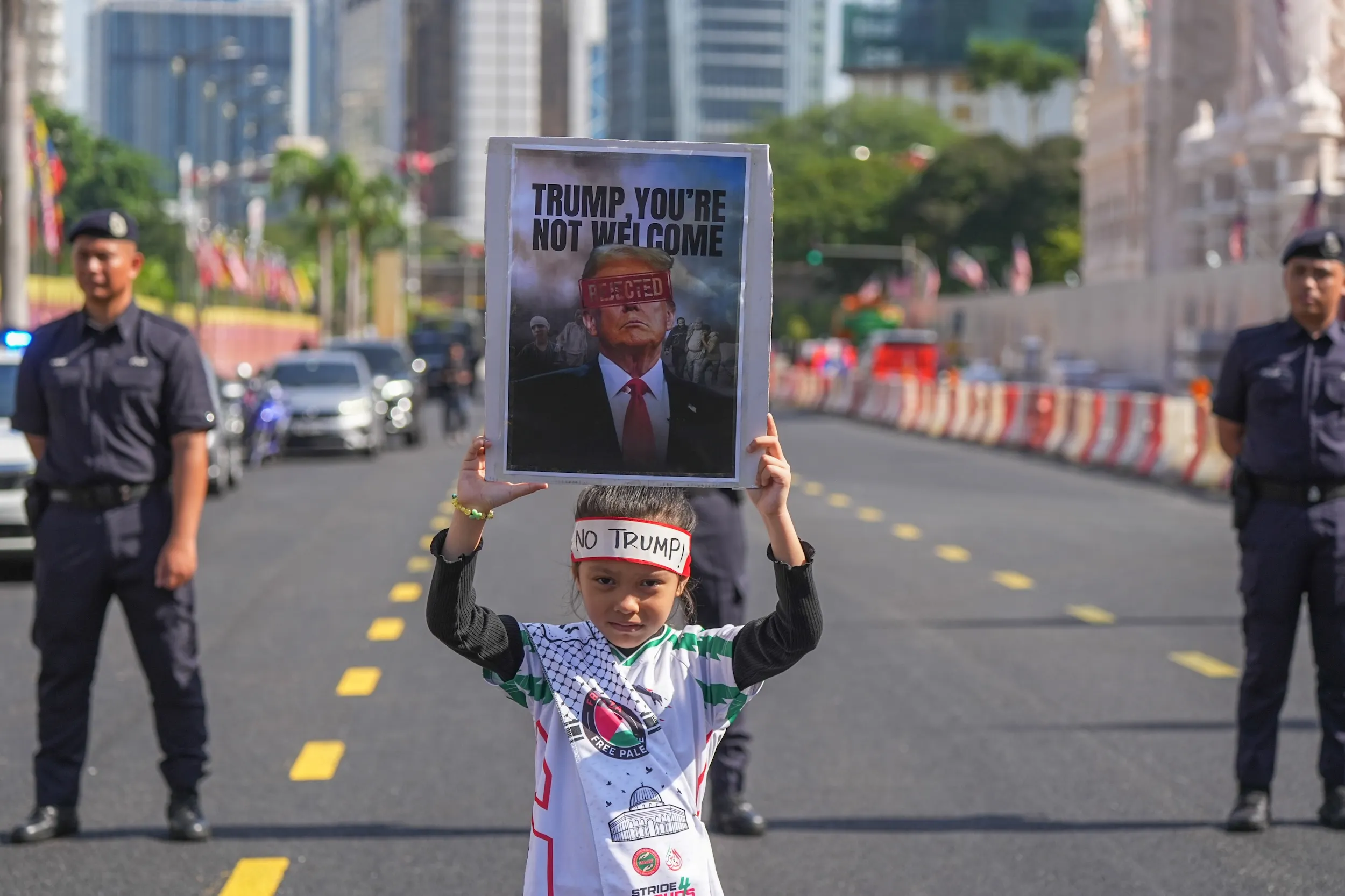 2025年10月26日,美國總統川普到訪馬來西亞,吉隆坡街頭出現大批抗議民眾。(美聯社)