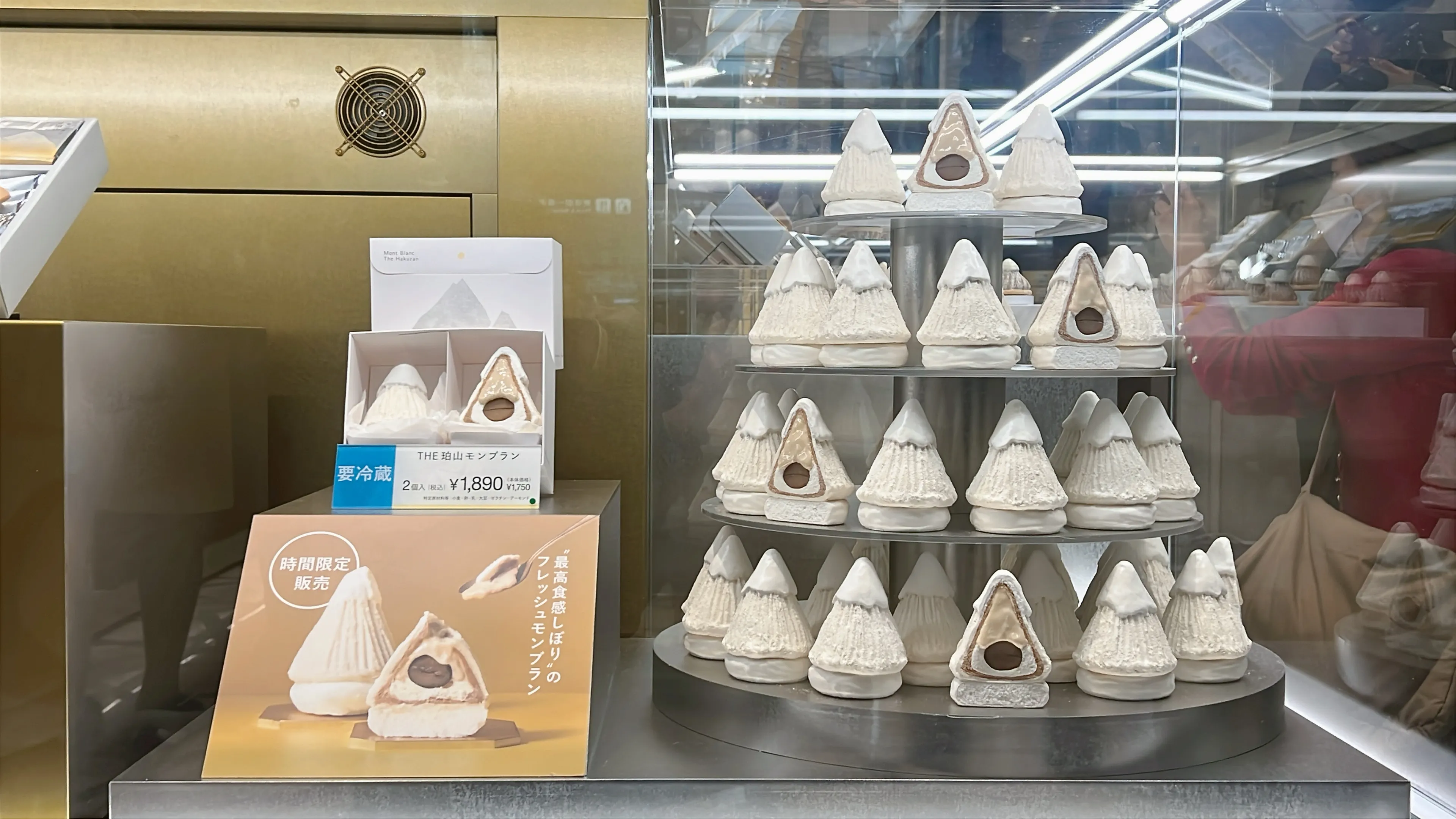 東京駅直結の大丸東京店に、“とろける生食感”の白いモンブラン専門店「THE珀山」がオープン。開店初日から多くの人々が行列をつくり、賑わいを見せた。(写真/風傳媒提供)