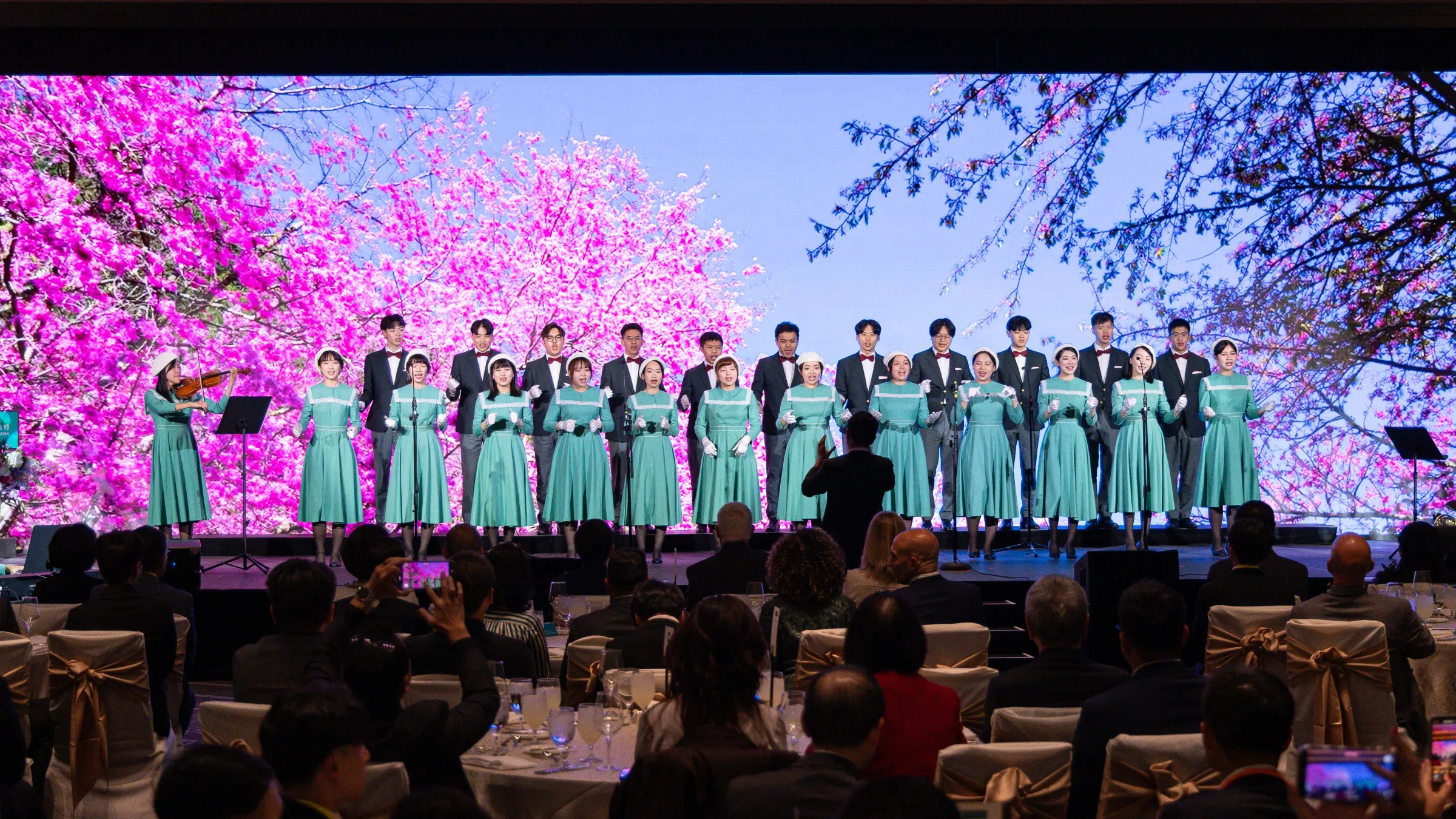 20251031新聞稿-玉山合唱團於10/30玉山達拉斯代表人辦事處開業慶祝晚宴獻唱。