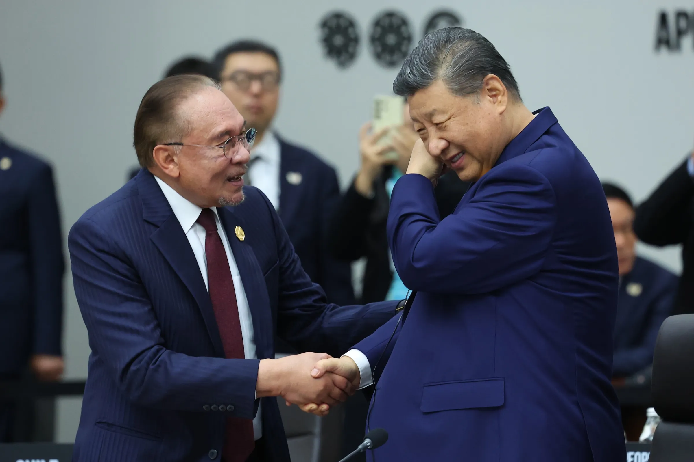 2025年10月31日,出席APEC峰會的中國國家主席習近平與馬來西亞首相安華。(美聯社)