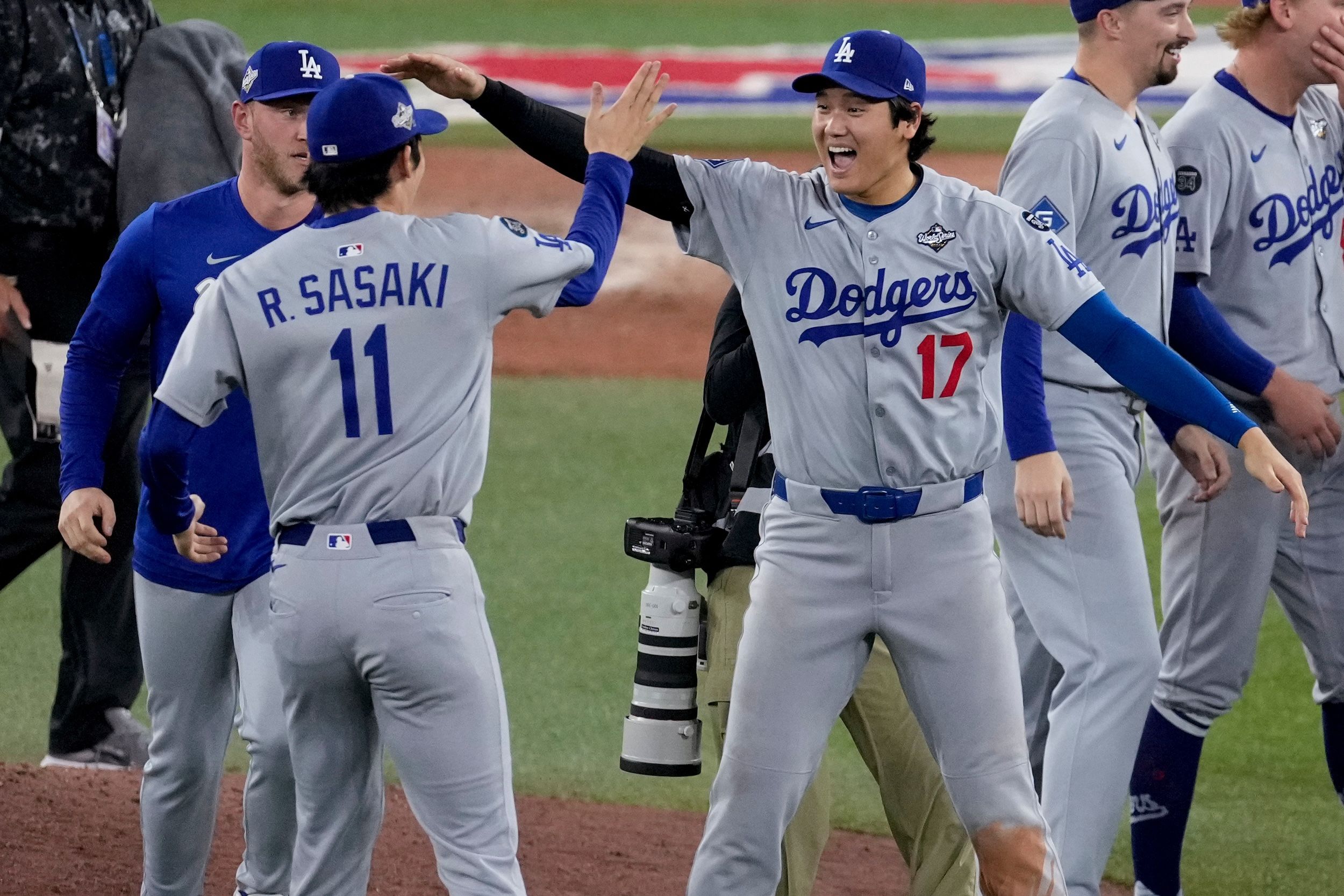 ロサンゼルス・ドジャースがワールドシリーズ2連覇を達成し、大谷翔平と佐々木朗希が喜びを分かち合う。(AP通信)
