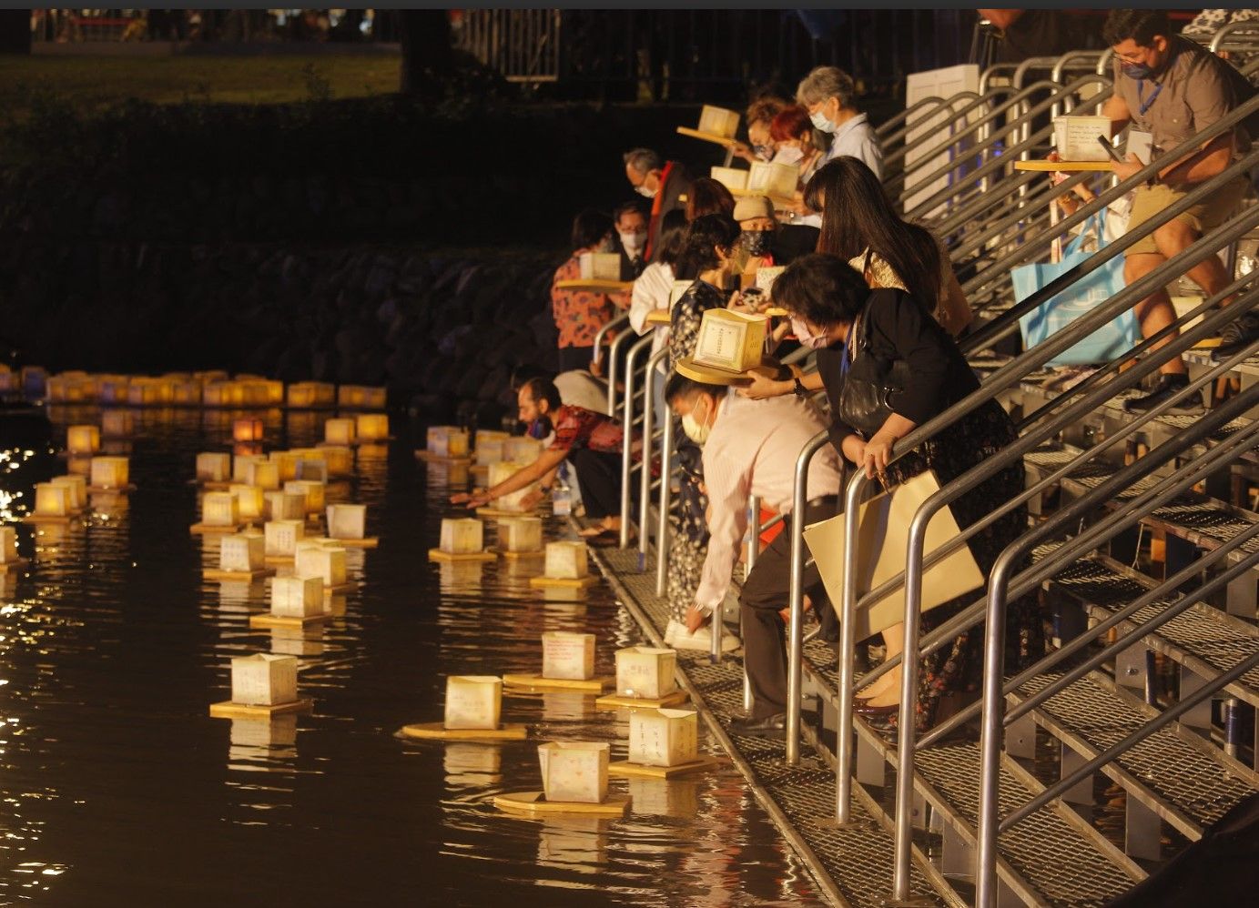 對參與的民眾來說,透過放水燈,就像打開了一扇心裡的窗,開始一段信念的啟程。