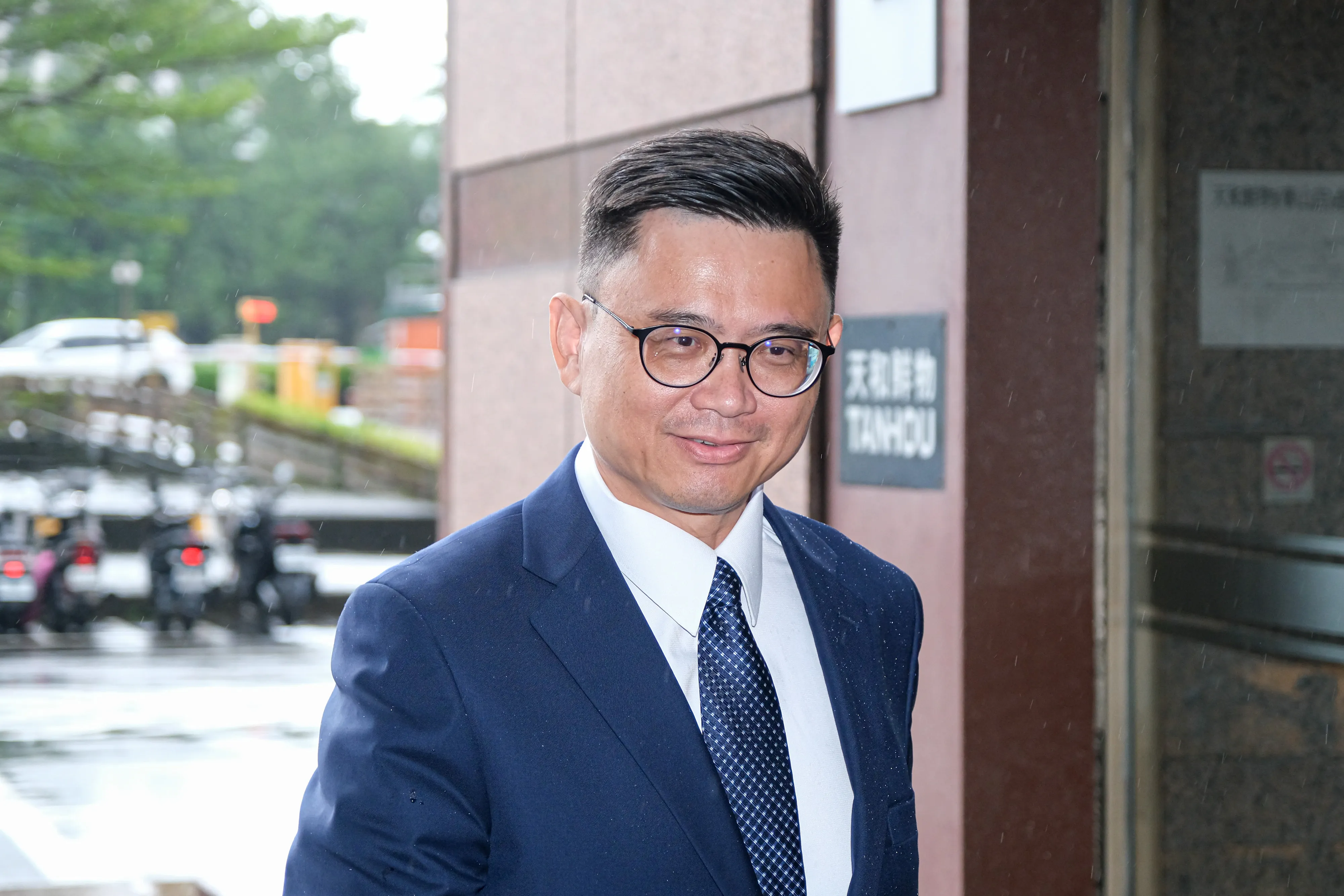 20251111-民進黨立委賴瑞隆11日赴民進黨中央黨部登記參選民進黨高雄市長初選。(劉偉宏攝)