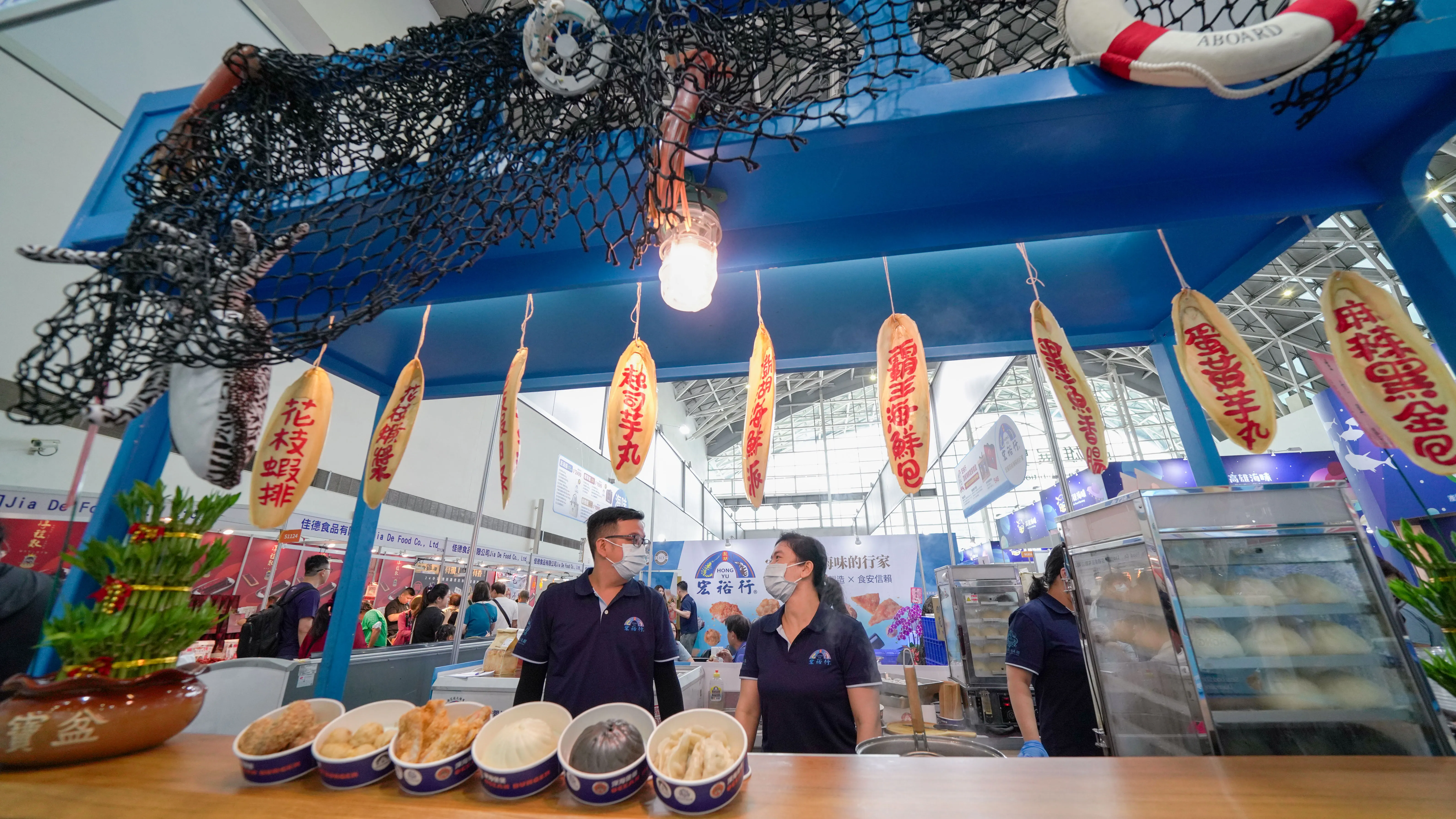 花枝丸領導品牌「宏裕行」現做美味佳餚。(圖/高雄國際食品展)