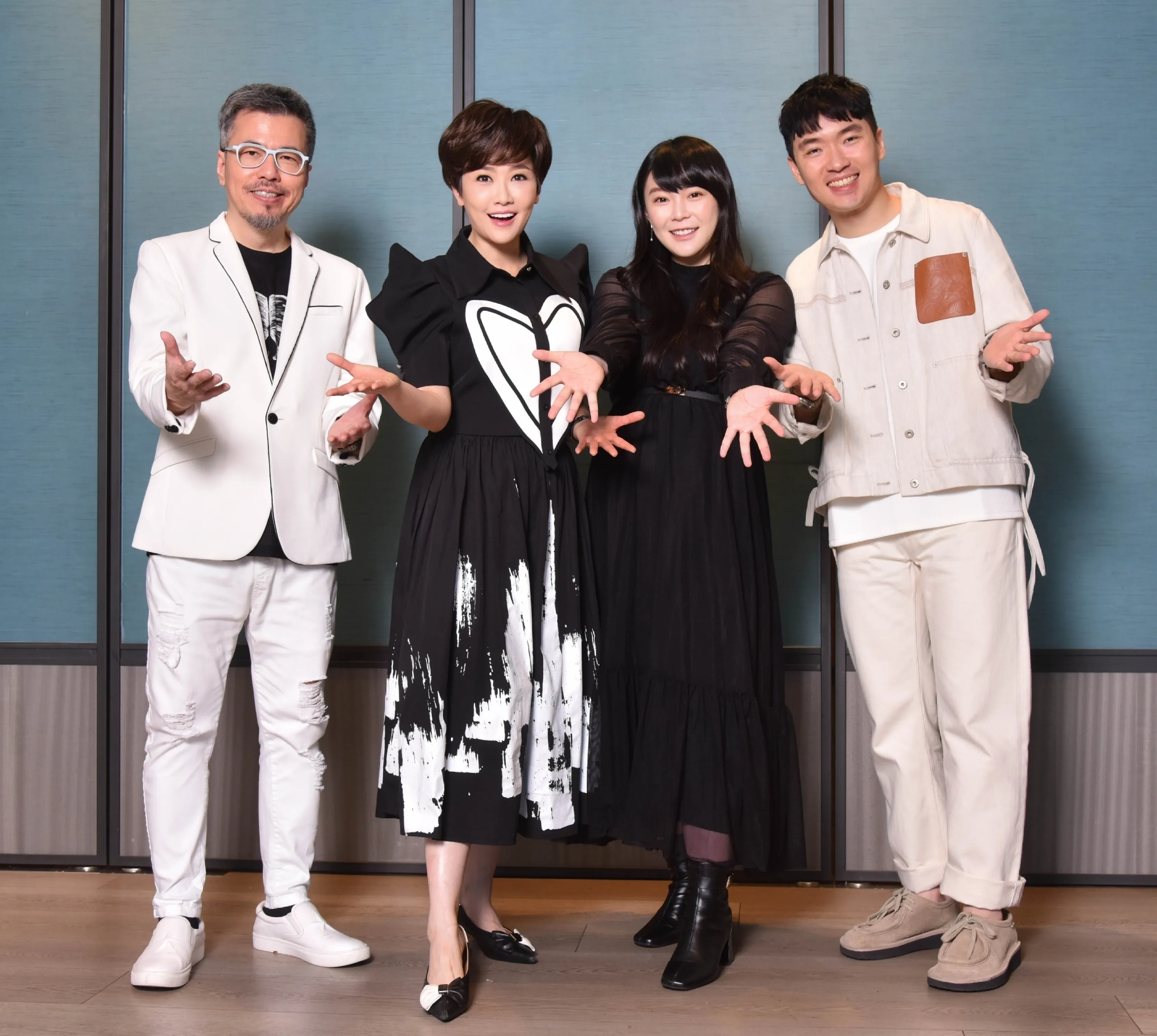 溫倪詩創辦人邱子軒 Tony(右一)和共同創辦人鄭羽珈 Bennise(右二)攜手明星黃國倫(左一)與寇乃馨(左二),深度結盟。(圖/VANNISE溫倪詩提供)