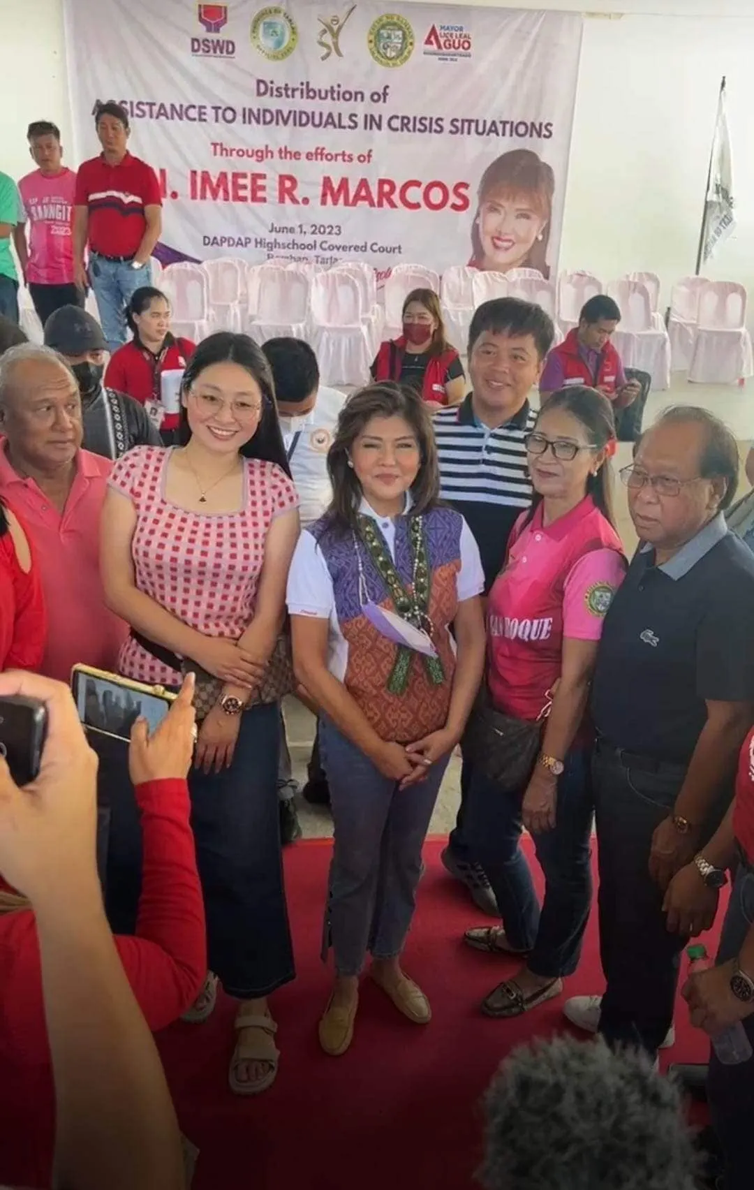 身份成謎、被指控是中國公民的前菲律賓市長郭華萍(中左)。(翻攝自馬可仕議員粉專)