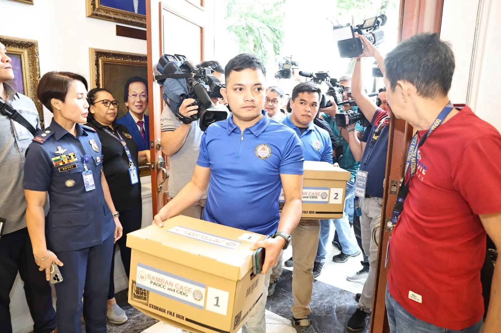 フィリピン警方搬来する大量の文書証拠。(翻攝自フィリピン国家警察)