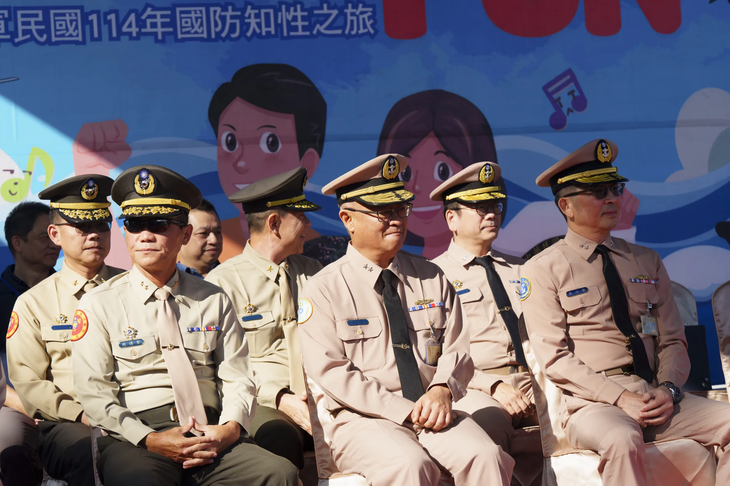 20251122-近期海軍高層人事異動,海軍副司令敖以智中將(前排右一)將屆齡退伍,遺缺將由吳立平(右二)接任。(傅啟禎攝)