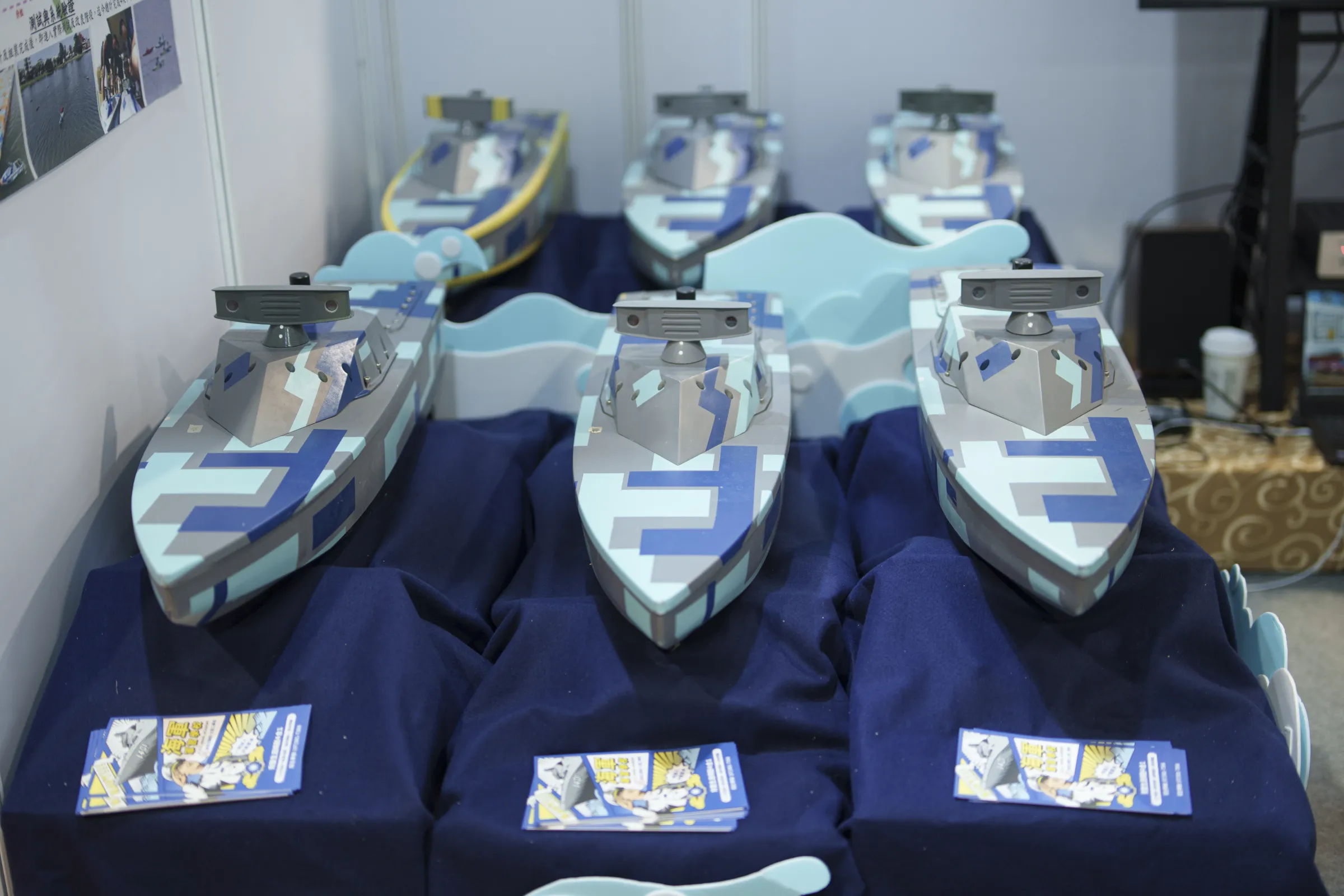 海軍官校以群控技術導入微型無人水面載具,應用多種海上場景,展現展現海上安全的新型態。(傅啟禎攝)