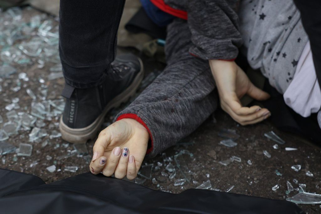 2025年12月1日。在烏克蘭第聶伯羅(Dnipro),一名急救人員站在一具遺體旁邊,這名居民死於俄羅斯飛彈襲擊。(Ukrainian Emergency Service via AP)