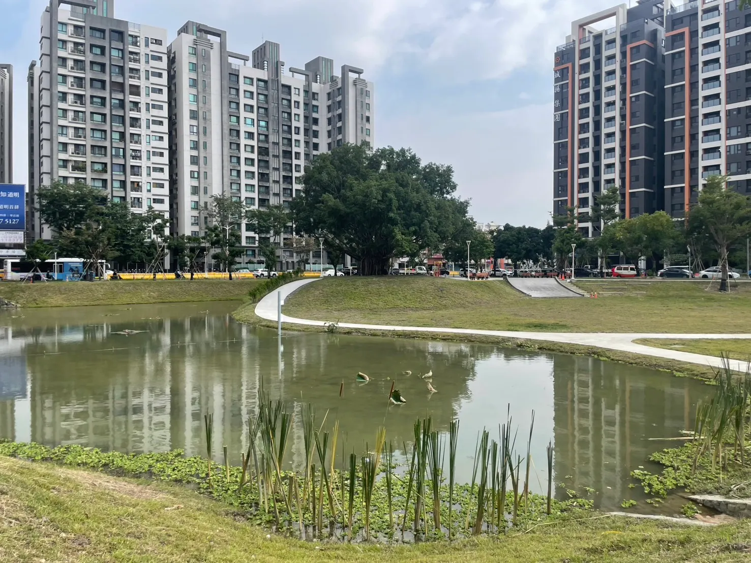 設計生態水池配合遊戲設施及步道,串連鄰近寶業里滯洪池,為三民區另一個城市綠州。(圖/高雄市政府水利局)