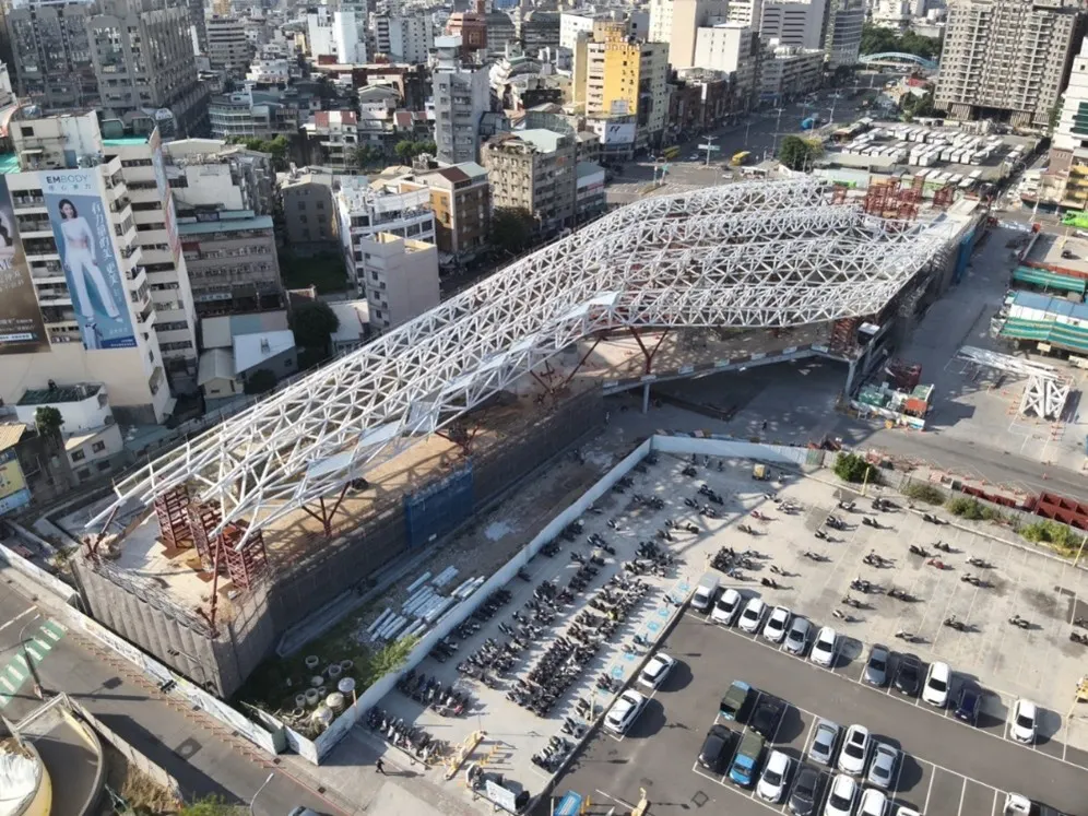 大台中轉運中心目前工程進度已經超過7成,預計2026年上半年竣工、暑假啟用。(圖/台中市政府)