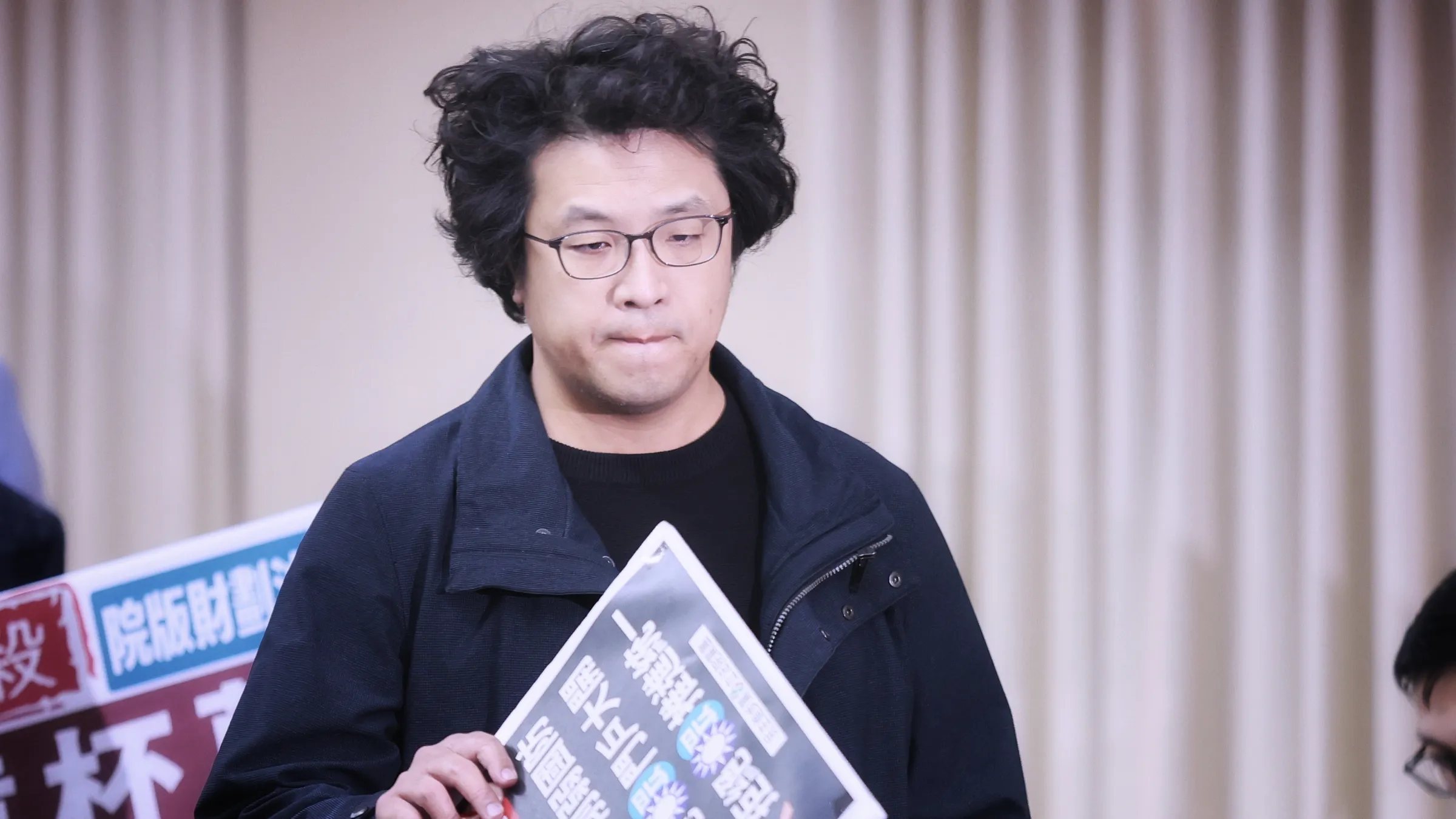 20251209-立委沈伯洋9日出席立法院程序委員會。(柯承惠攝)