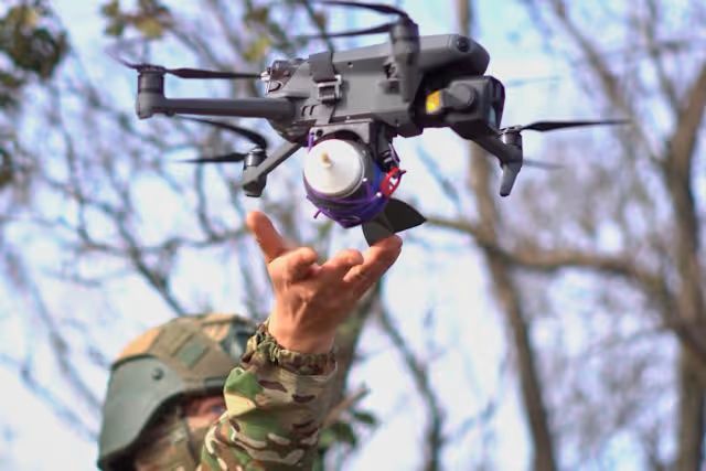 2025年11月18日。一名俄羅斯軍人在烏克蘭一個未公開的地點發射了一架裝有炸藥的無人機。(Russian Defense Ministry Press Service via AP)