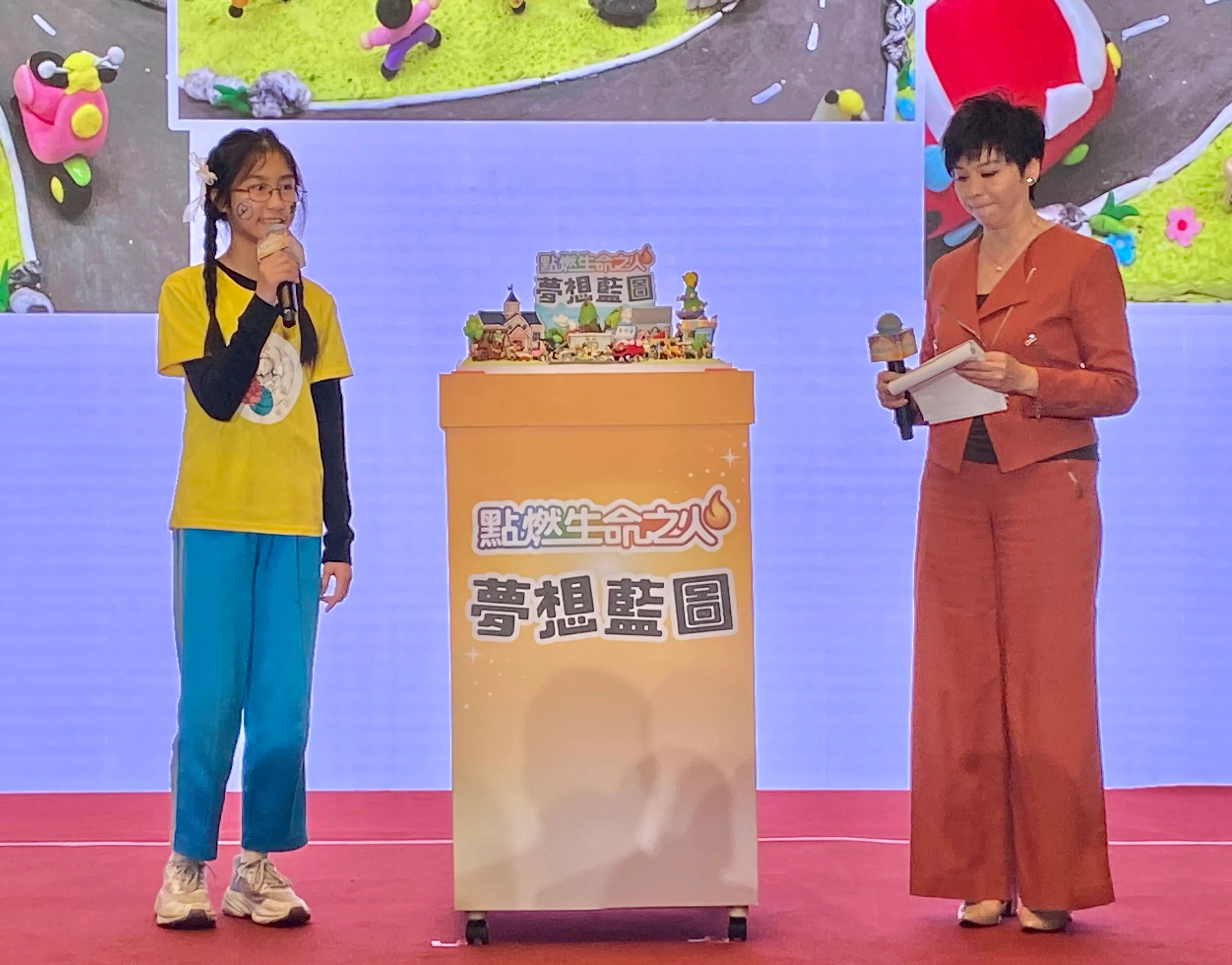 20251210-第41屆點「燃生命之火」10日舉辦點燈記者會,南投縣慈恩社區築夢基地的孩子小月(化名,左),分享她的夢想藍圖。(陳怡慈攝)