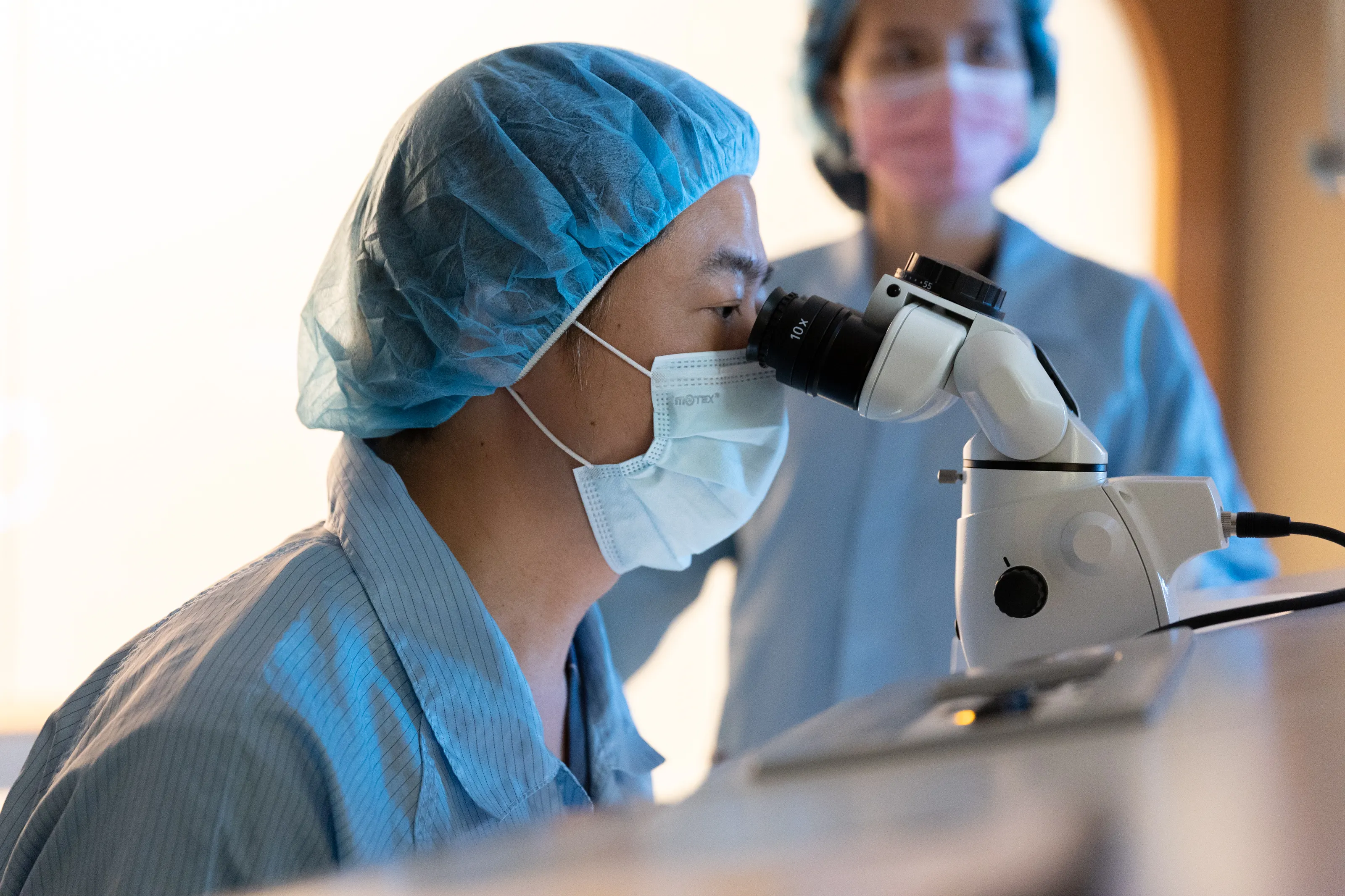 遠見眼科張聰麒醫師強調白內障手術,需考量眼睛健康狀況、工作型態、視覺需求與生活習慣量身規劃。