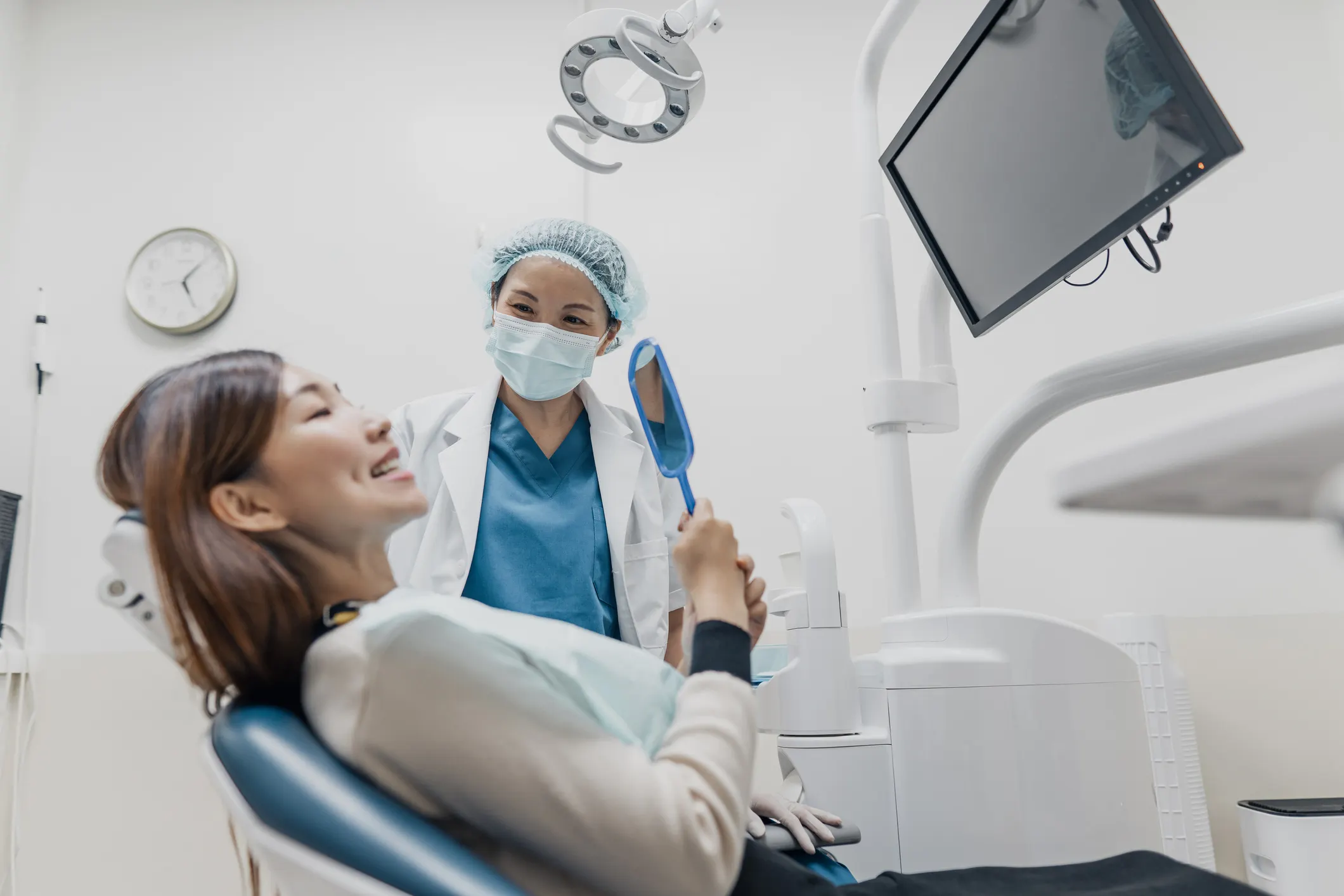 牙醫師選用長延焦水晶體,有助於不同焦點之間,提供連續的視覺品質。(圖:istock)