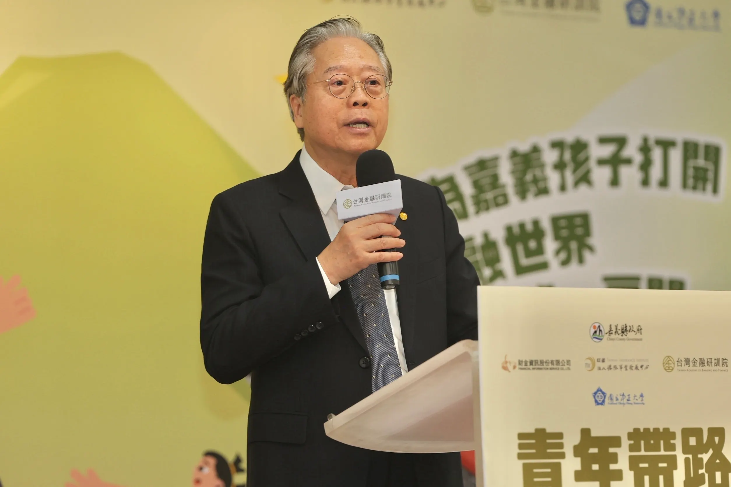 20251211-台灣金融研訓院董事長雷仲達11日於「114年嘉義縣CSR金融共好公益計畫成果發表儀式」致詞。