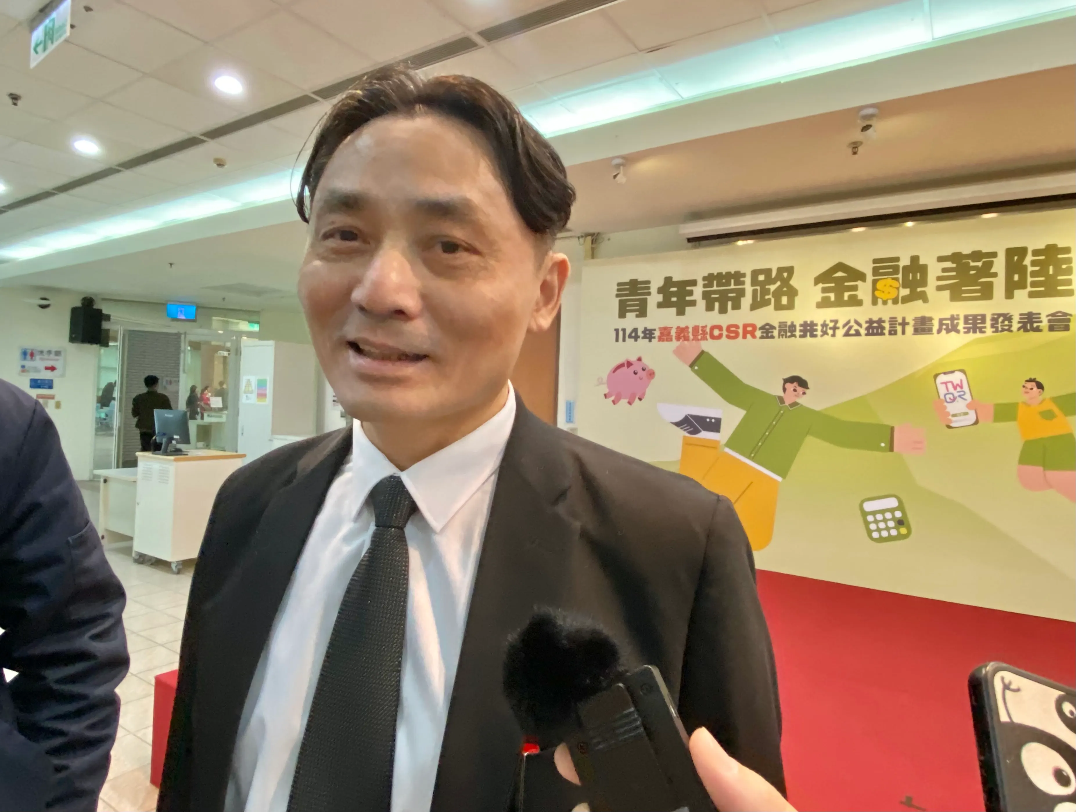 20251211-「114年嘉義縣CSR金融共好公益計畫成果發表儀式」11日舉行,保發中心董事長黃泓智與媒體聯訪。(陳怡慈攝)