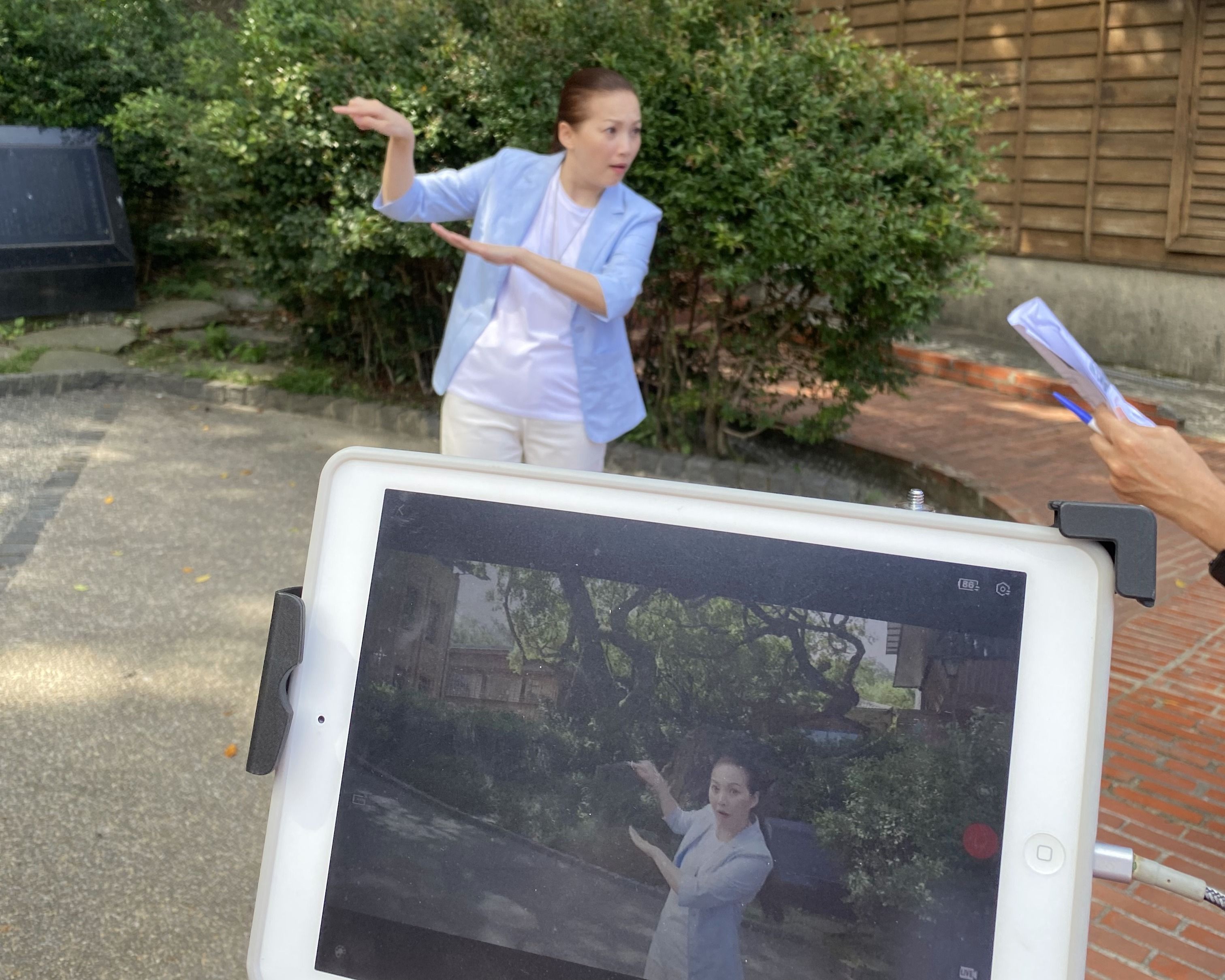 黃金博物館邀請知名手語主播王曉書演示館舍介紹。