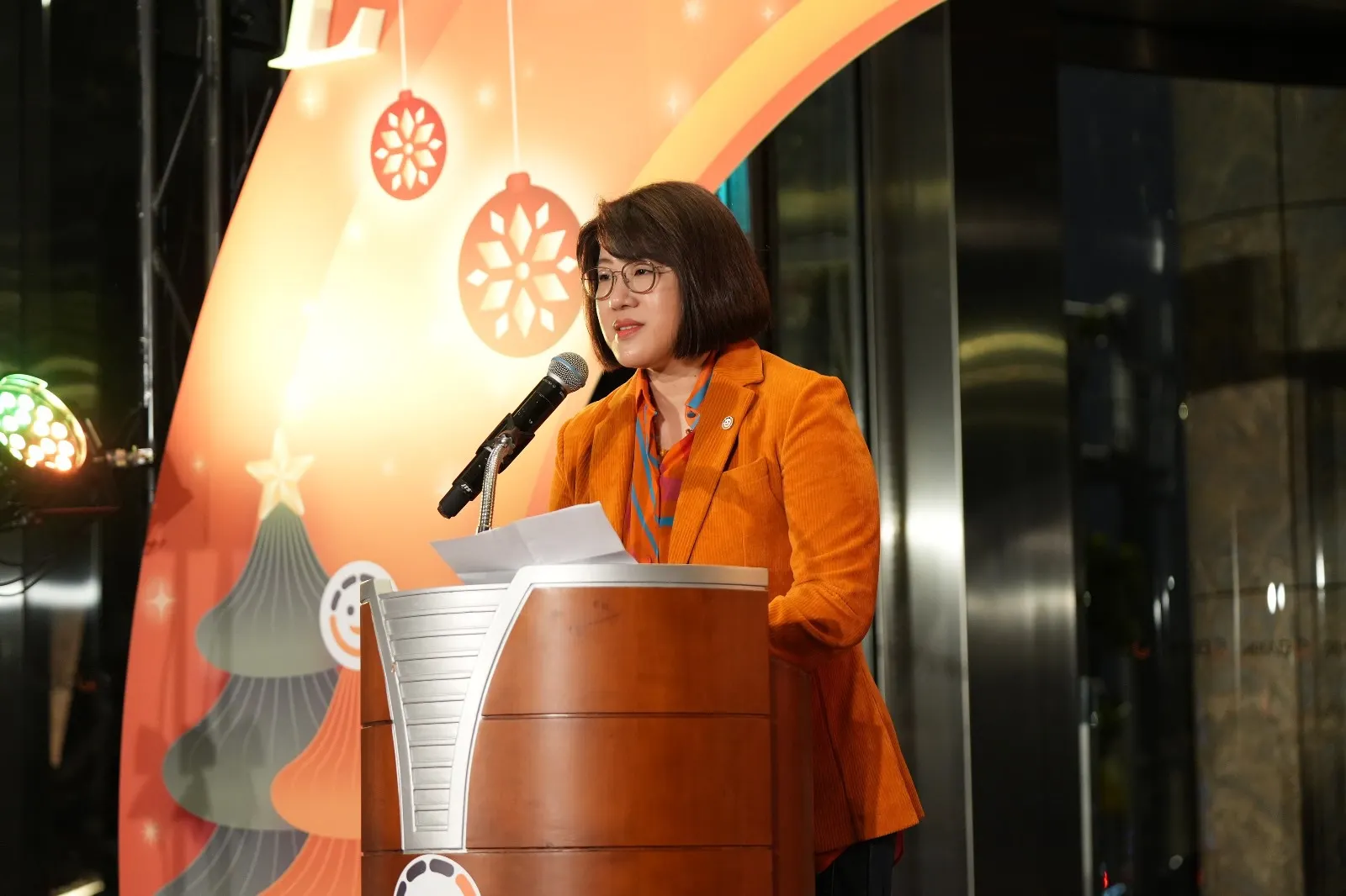 20251212-王道銀行董事長駱怡君10日於耶誕點燈儀式致詞。