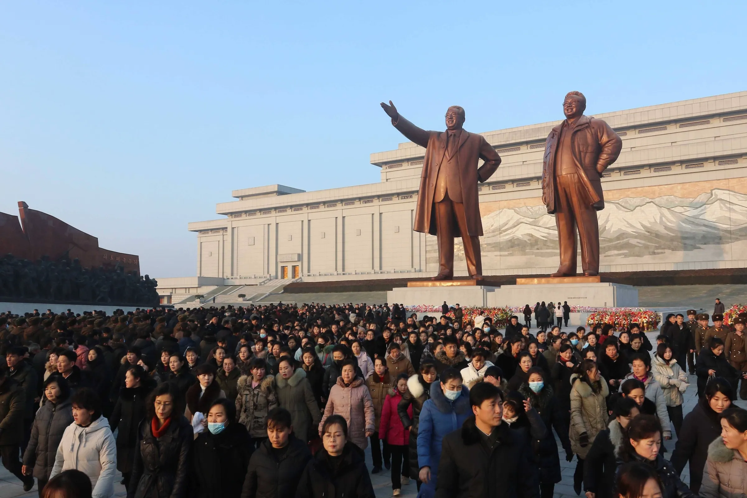 2025年12月17日,適逢金正日逝世14週年,平壤市民與軍人前往萬壽台,向建國領袖金日成主席與金正日委員長的銅像致意。(美聯社)