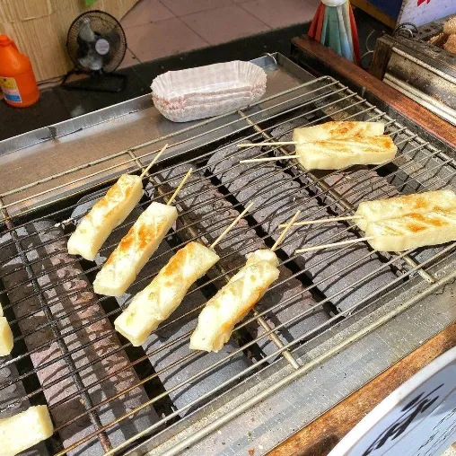 烏來老街美食推薦|水芙蓉現烤小米麻糬(圖/取自IG@zz.eatt)