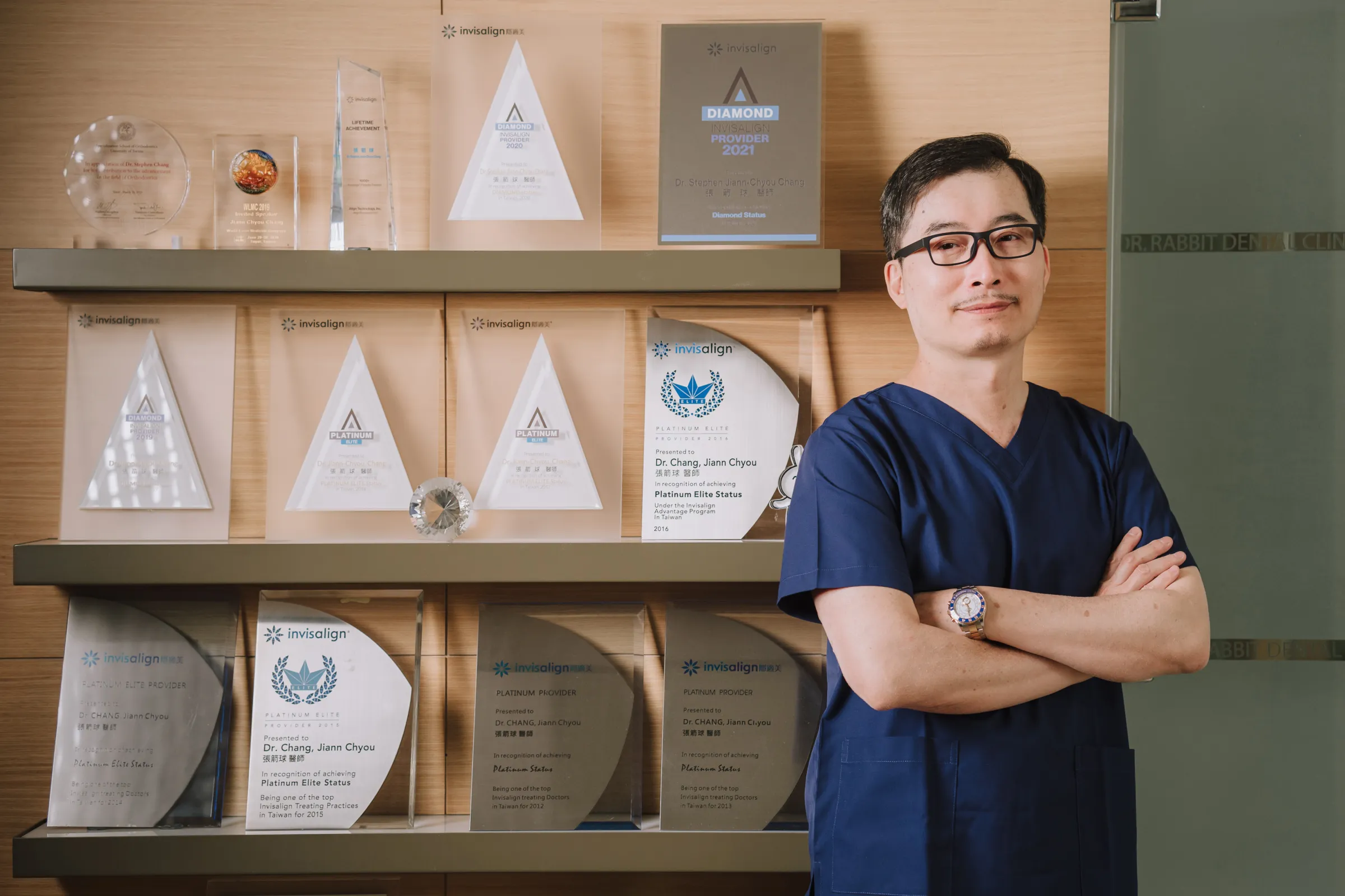 瑞比牙醫診所院長張箭球,隱適美鑽石級矯正專科醫師,致力以專業技術與豐富經驗,協助患者找回健康與美觀兼具的笑容。(圖片來源/瑞比牙醫)