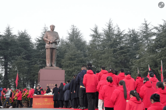 星期五(12月26日)是中共已故開國領導人毛澤東132周年誕辰紀念日。中國各界人士代表當天在湖南韶山向毛澤東銅像獻花。(中新社)