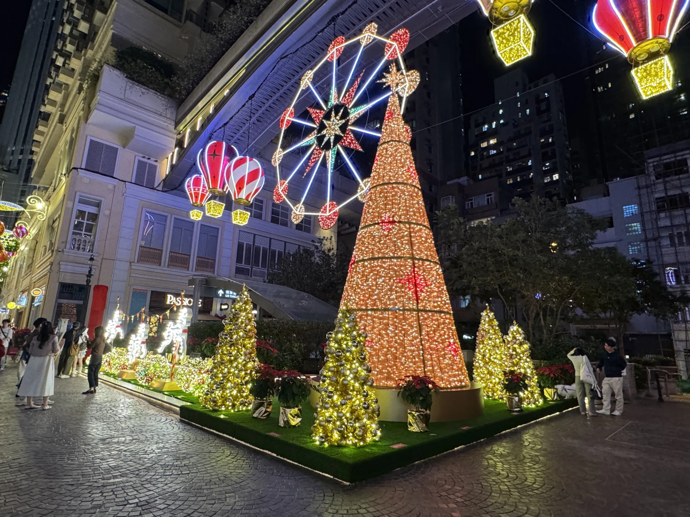利東街以歐洲嘉年華為靈感,設置8米高LED聖誕樹、摩天輪與熱氣球。(劉芯衣攝)